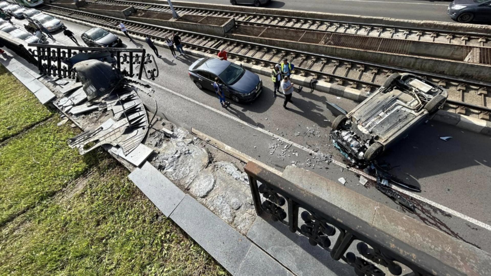 Accident la Pasajul Lujerului. Un șofer a căzut cu mașina de pe pod - FOTO