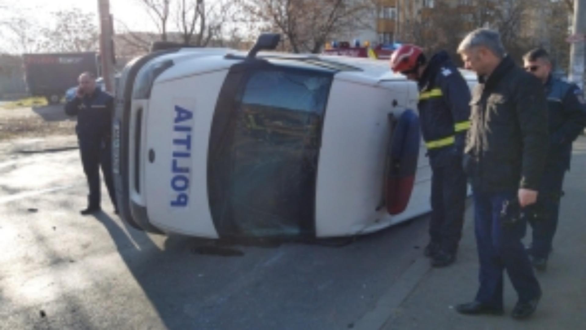 Accident rutier în București. O autospecială a poliției care transporta doi deținuți a fost spulberată