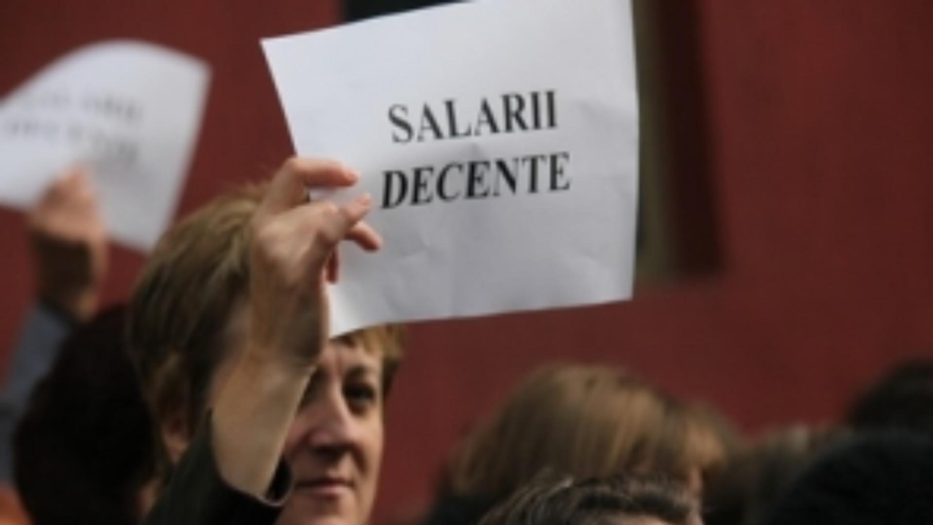 Proteste la DGASPC Harghita din cauza salariilor mici. Oamenii își cer drepturile