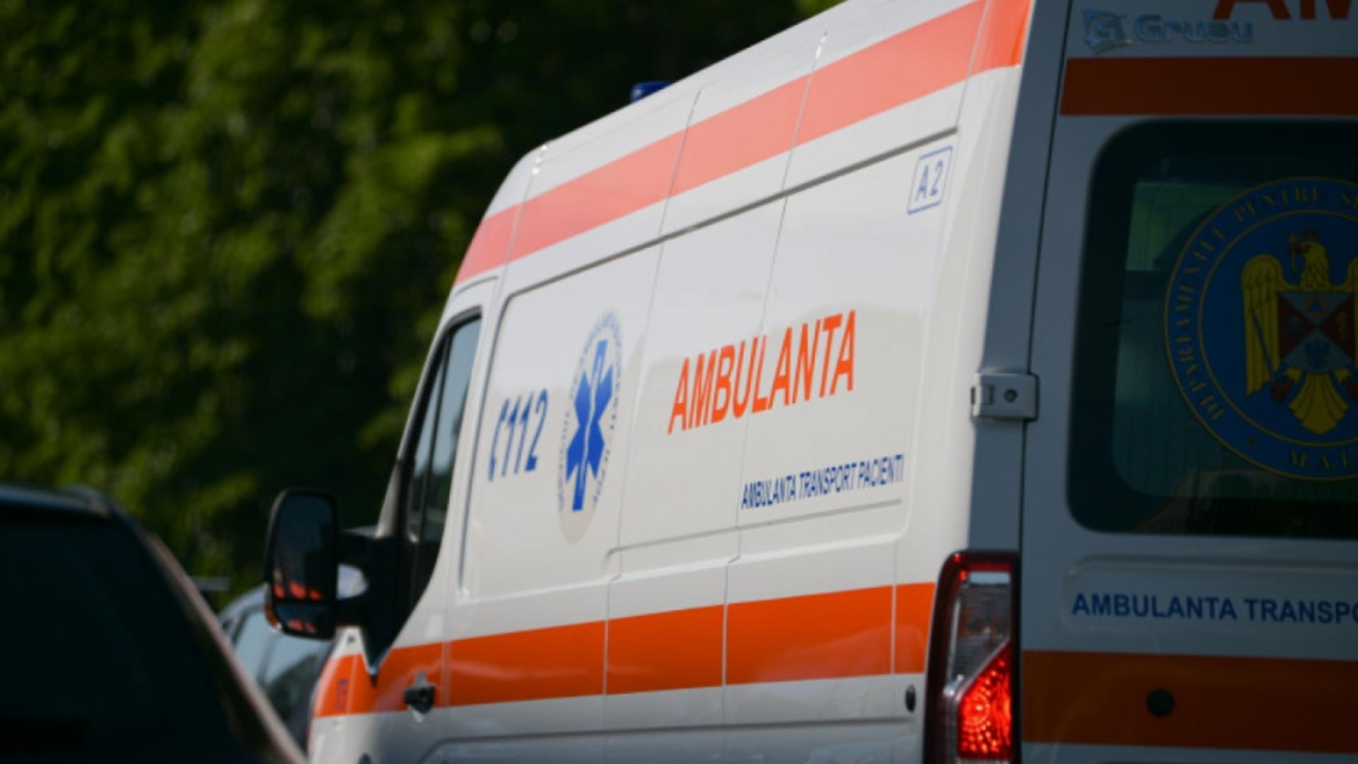 Un pacient agitat s-a aruncat din ambulanță în timpul transportului la spital. Ce s-a întâmplat cu victima