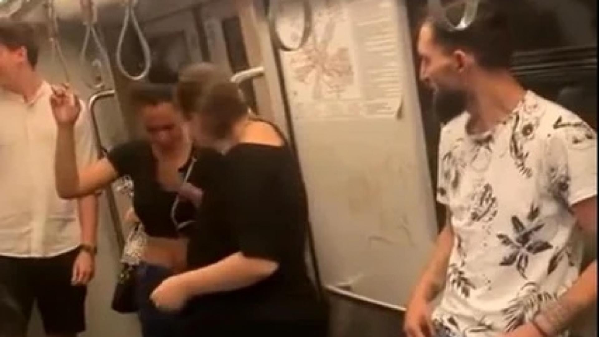 Scene de violență rară într-un metrou din București. Un bărbat își pedepsea soția de față cu ceilalți călători: „Ce, nu mai am voie să îmi bat nevasta?”