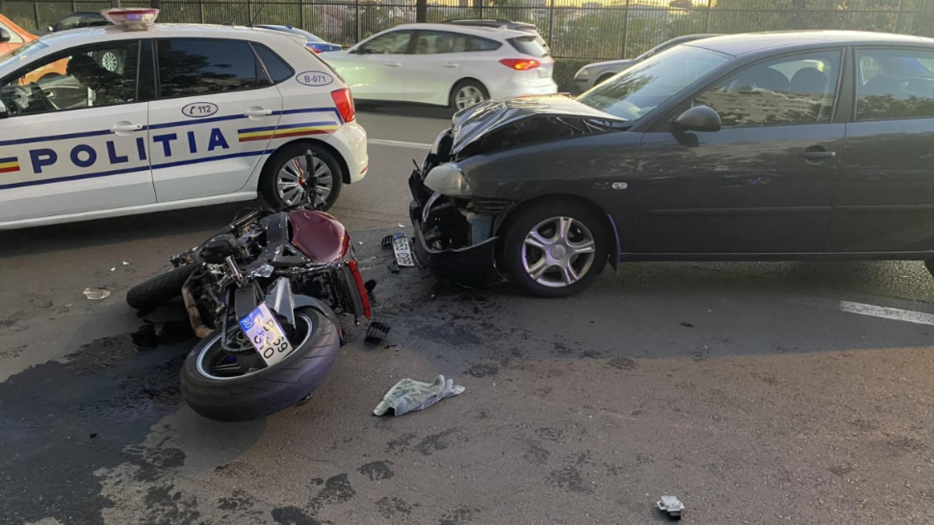 Accident rutier în București: Un șofer s-a urcat cu mașina peste un motociclist