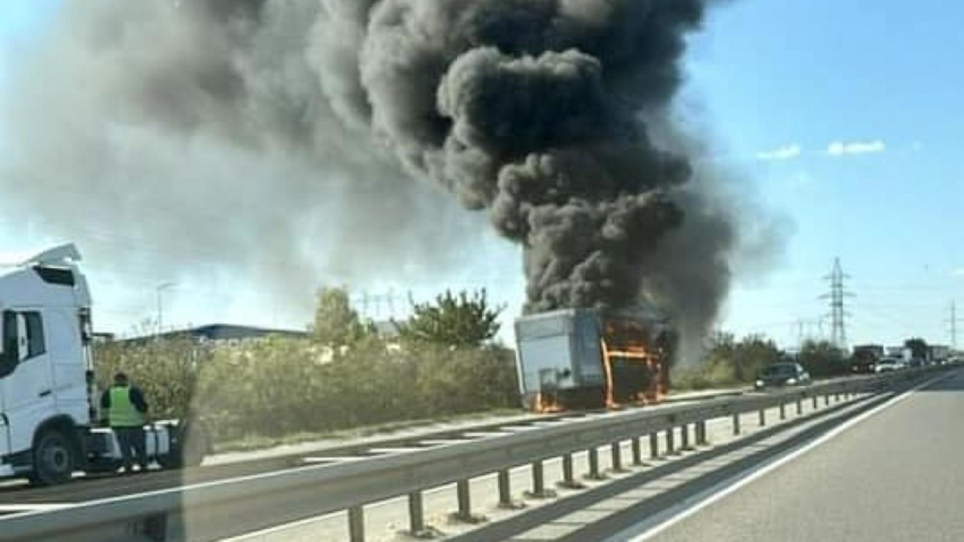 Incendiu pe A1 București - Pitești. O remorcă a fost cuprinsă de flăcări