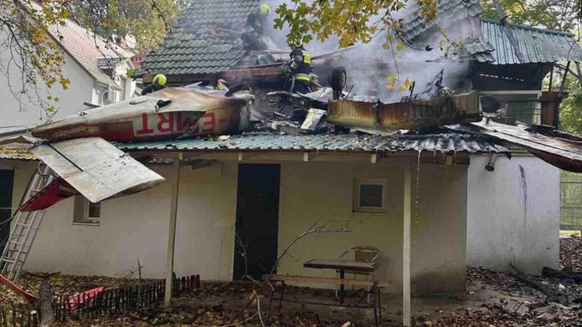 În interiorul avionului a fost găsit un corp carbonizat. Foto/