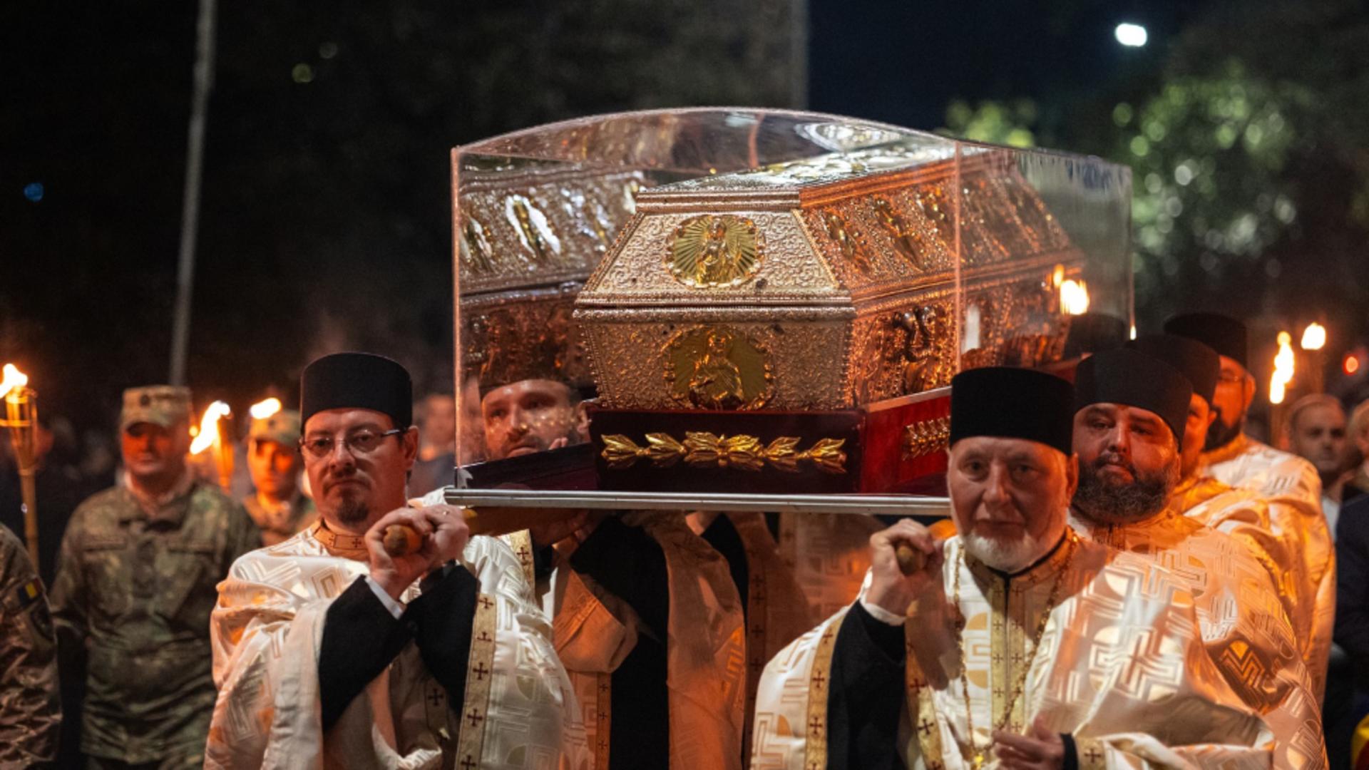 Fenomenul Sfânta Paracheva. Cozi de 6 kilometri, deși plouă și este frig. Peste 120.000 de români au trecut prin fața raclei FOTO/VIDEO