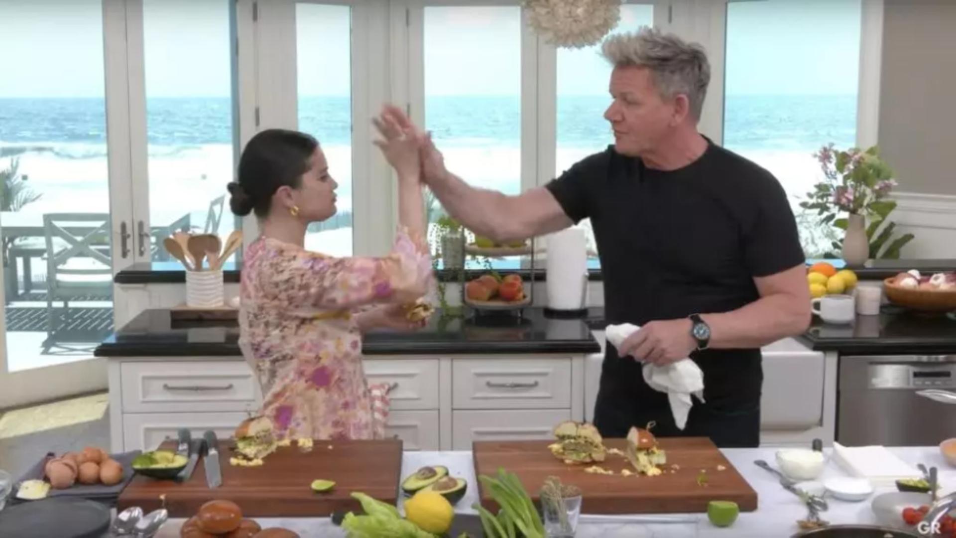 Gordon Ramsay gătind împreună cu Selena Gomez. Foto: Profimedia