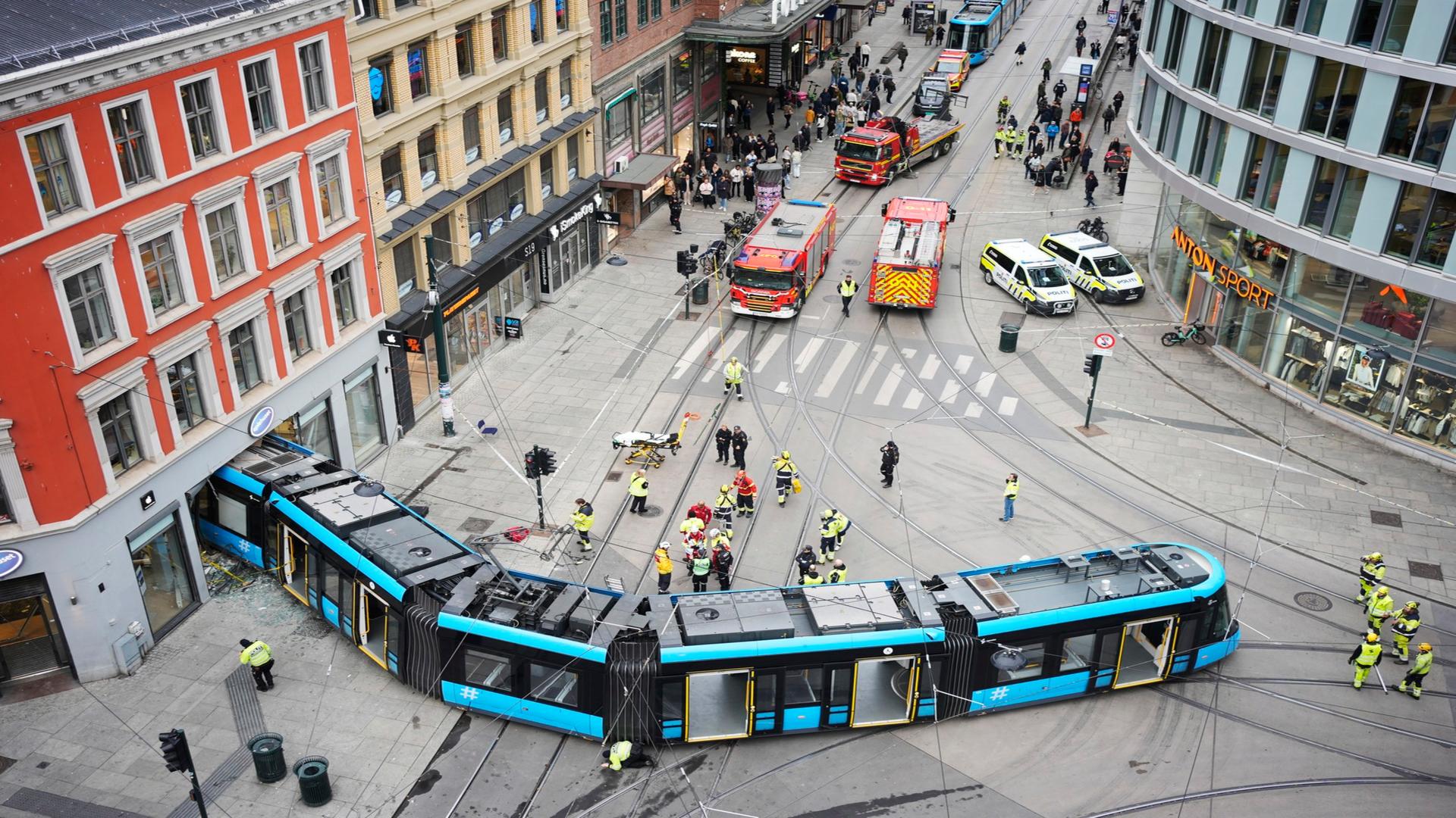 Cel puțin 4 răniți după ce un tramvai a deraiat şi a intrat într-un magazin din centrul capitalei Oslo. Imagini halucinante /Profimedia