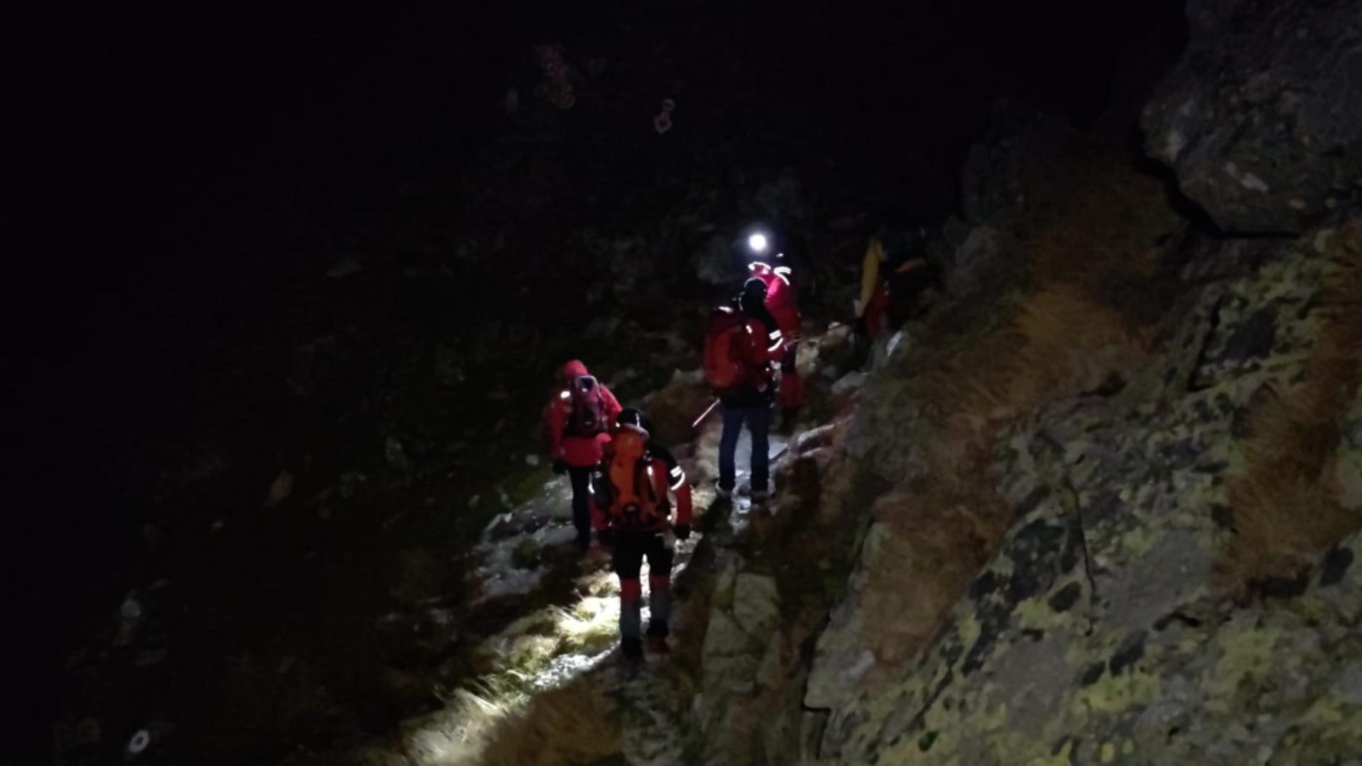 Turistul a fost coborât din vârf de munte de Salvamont Hunedoara. Foto/Salvamont