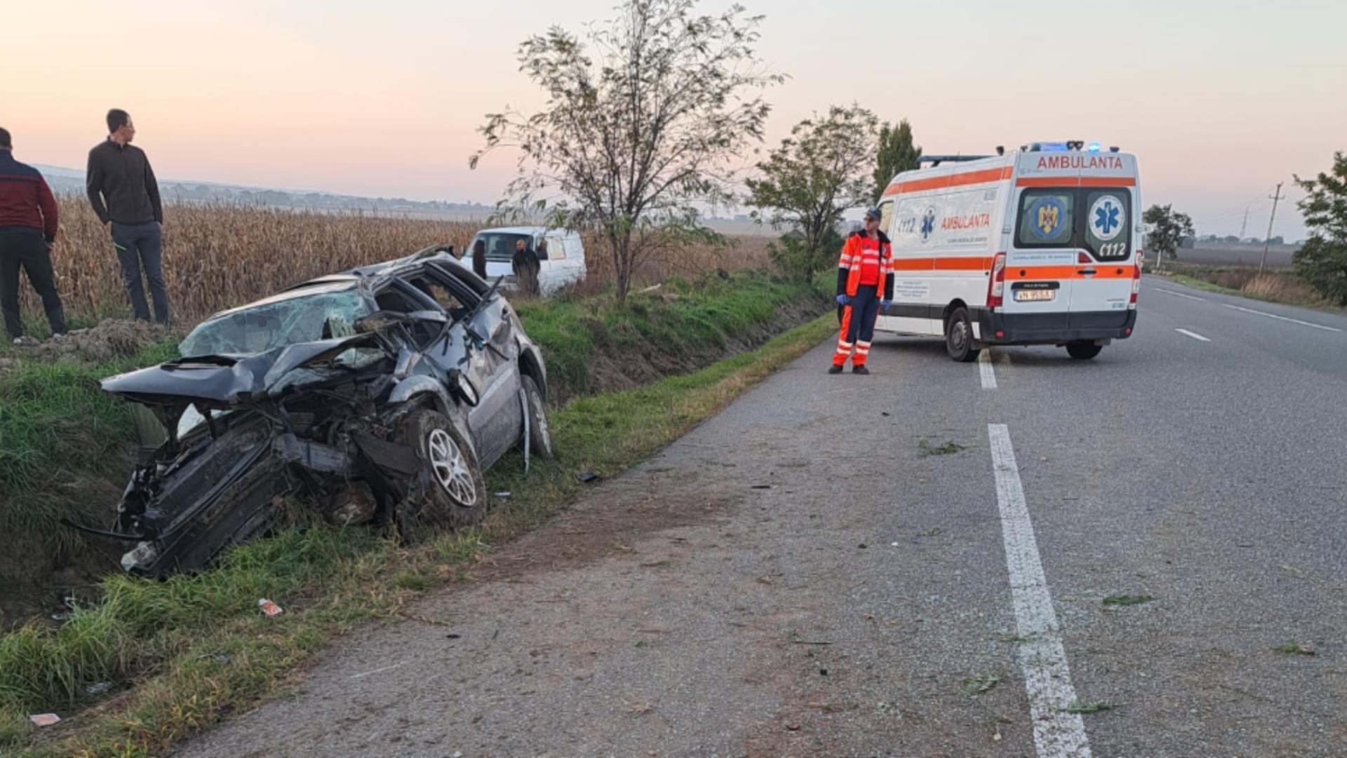 Accidentul a avut loc pe DN 2 Bacău – Focşani, la ieşirea din localitatea Sascut spre Adjud. Foto/Ambulanța