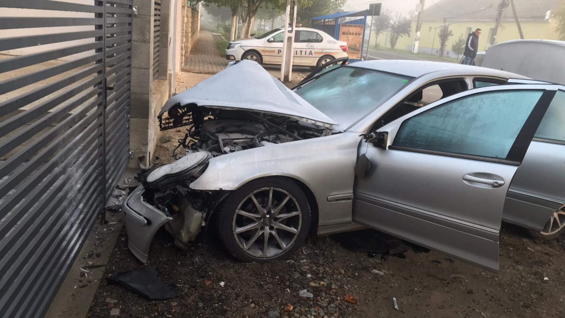 Un tânăr inconștient. S-a urcat drogat la volan și fără permis. S-a oprit cu mașina în gardul unei case FOTO