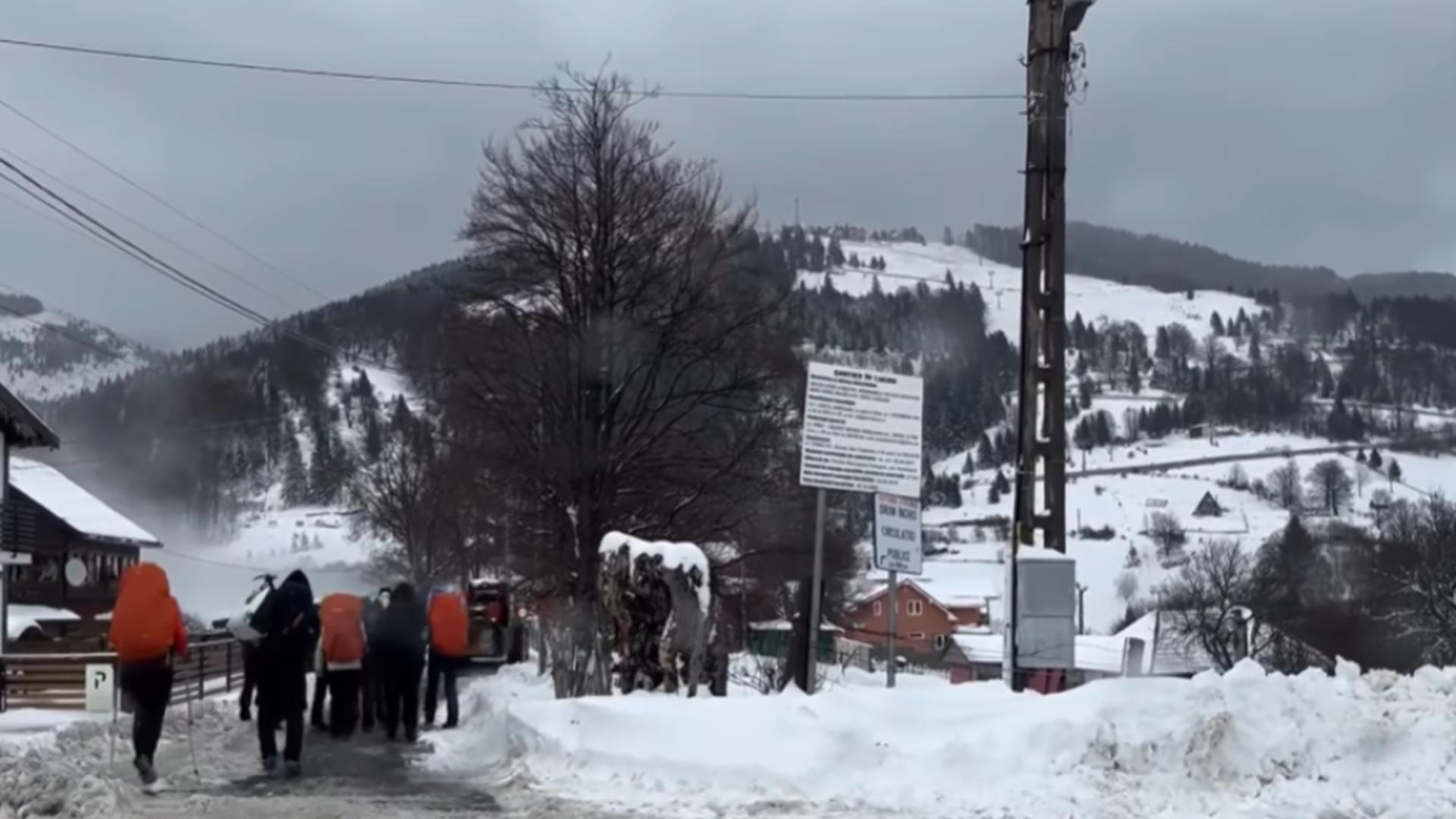 Stațiunea de schi preferată de români, IZOLATĂ din cauza vremii extreme. Zeci de turiști s-au arătat furioși/ Captură video 