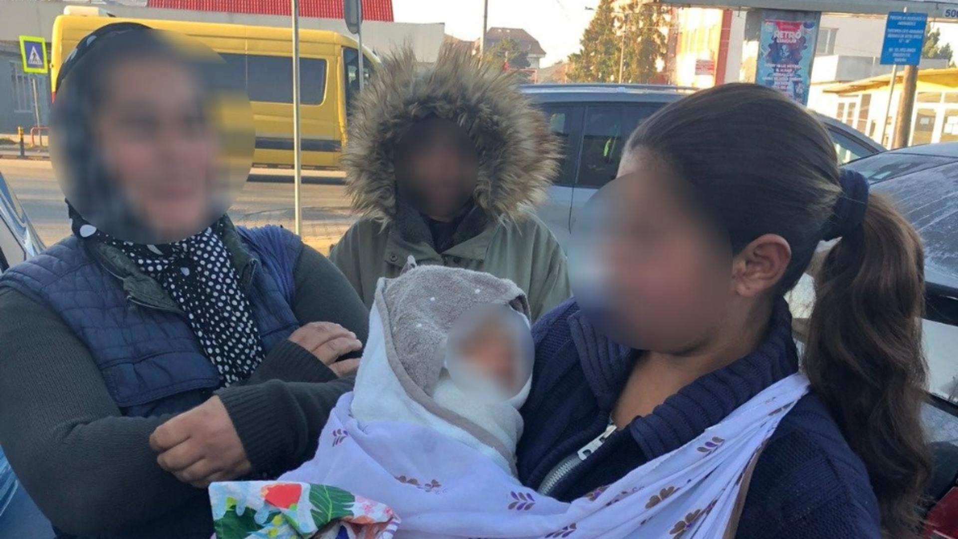 Bebeluș de nicio lună, folosit de mamă pentru cerșit, la Bistrița. Micuțul era ținut afară, în frig: ce măsuri a luat poliția / Poliția Locală Bistrița