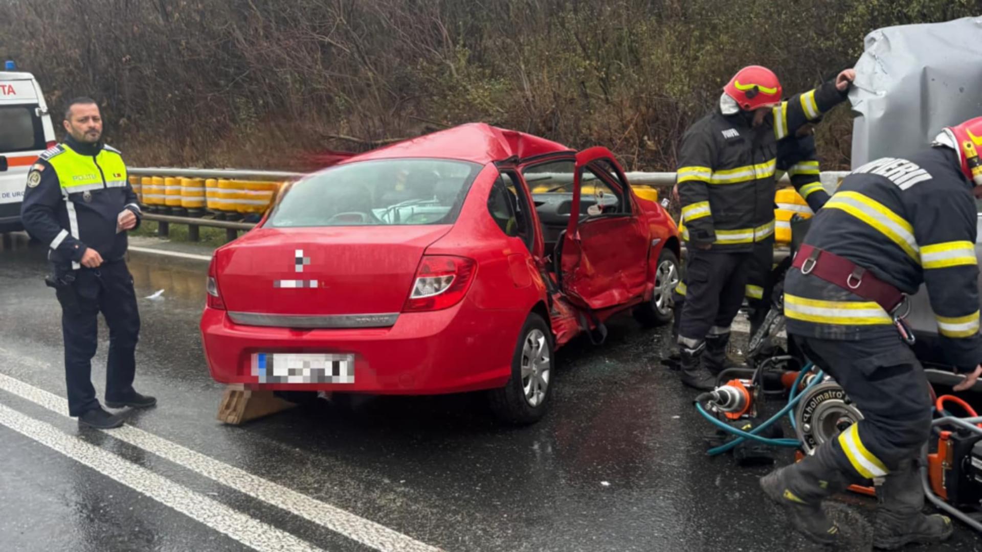 Grav ACCIDENT rutier pe DN6! O femeie a rămas încarcerată în urma impactului