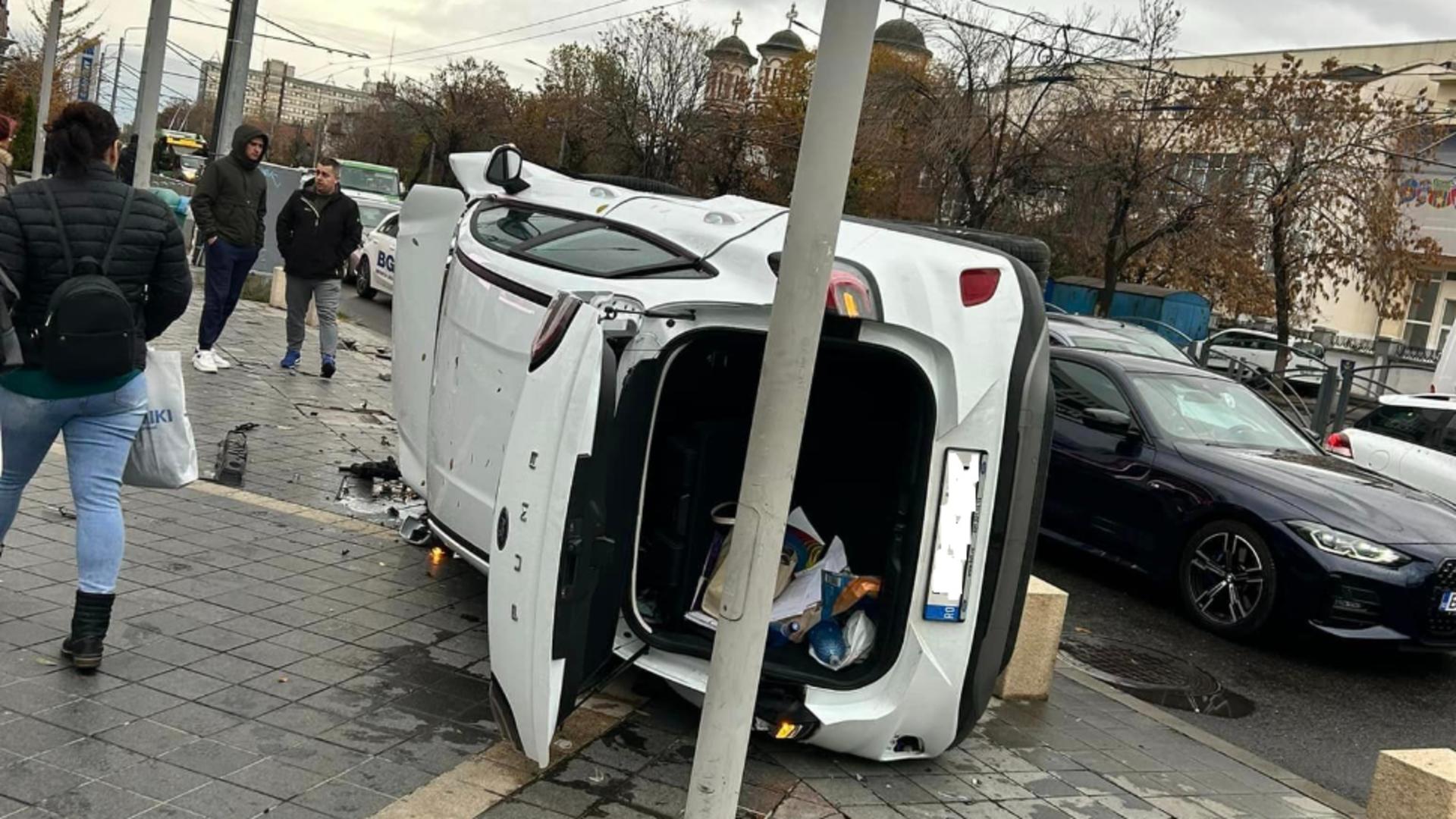 Accident grav în zona AFI Cotroceni din Capitală. O mașină s-a răsturnat după ce a fost proiectată într-un stâlp/ Foto: Facebook