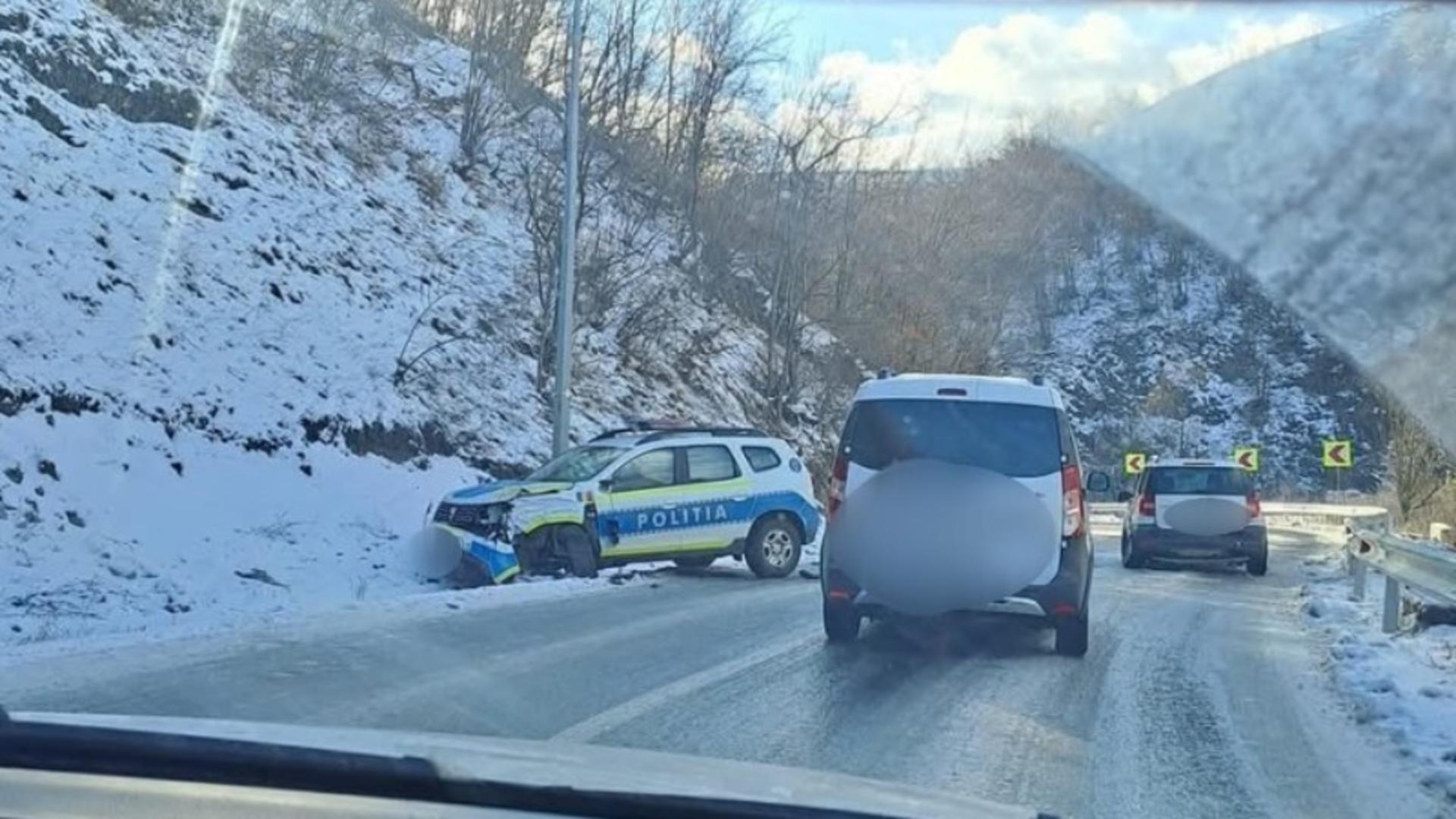 Accident rutier GRAV în curbă! O mașină de poliție a fost lovită în plin de un alt autoturism