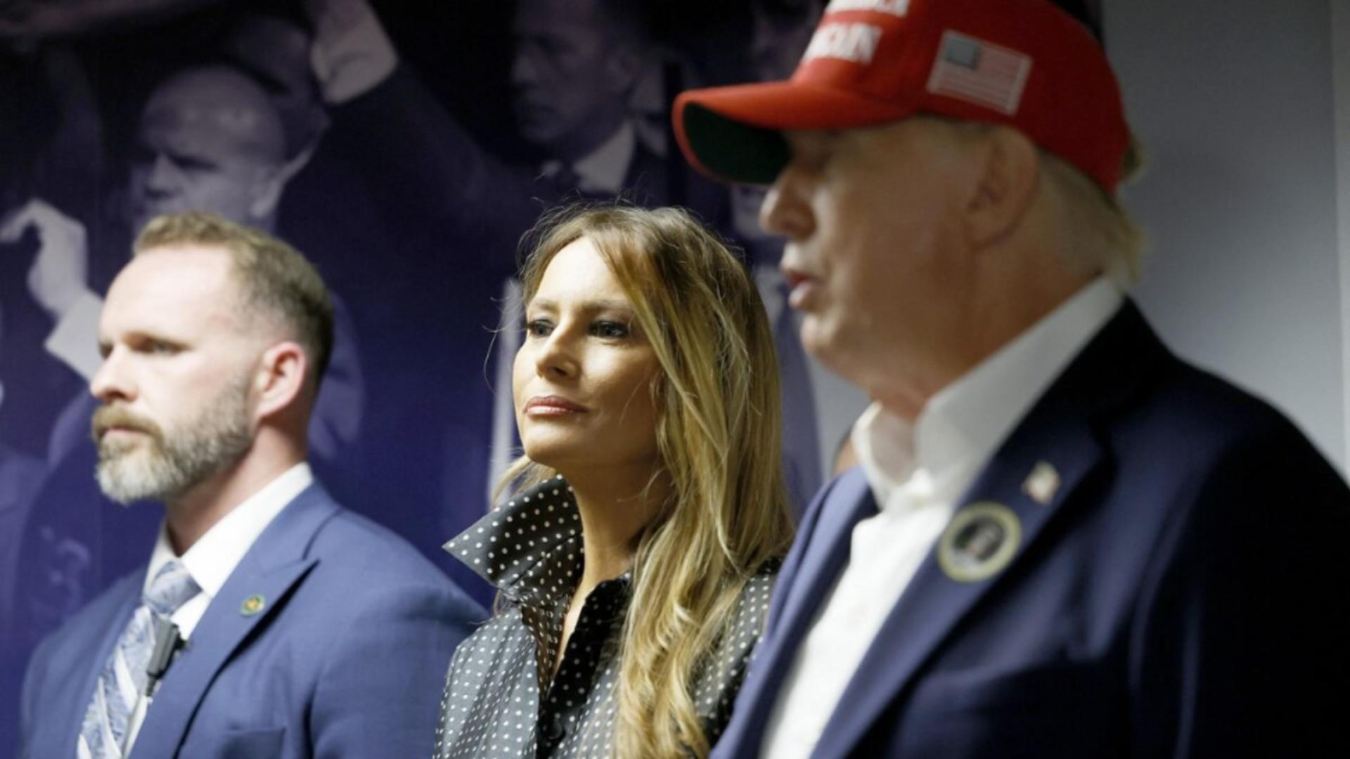 Melania Trump a atras toate privirile la secția de votare. Ea a votat alături de Donald Trump în Florida într-o rochie reciclată