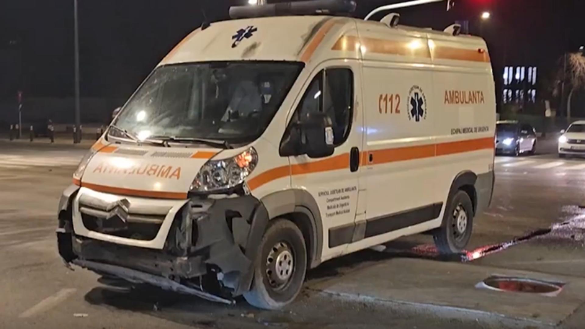 Ambulanță aflată în misiune, implicată într-un accident, la Constanța. Mașina cu care s-a ciocnit a fost proiectată într-un copac