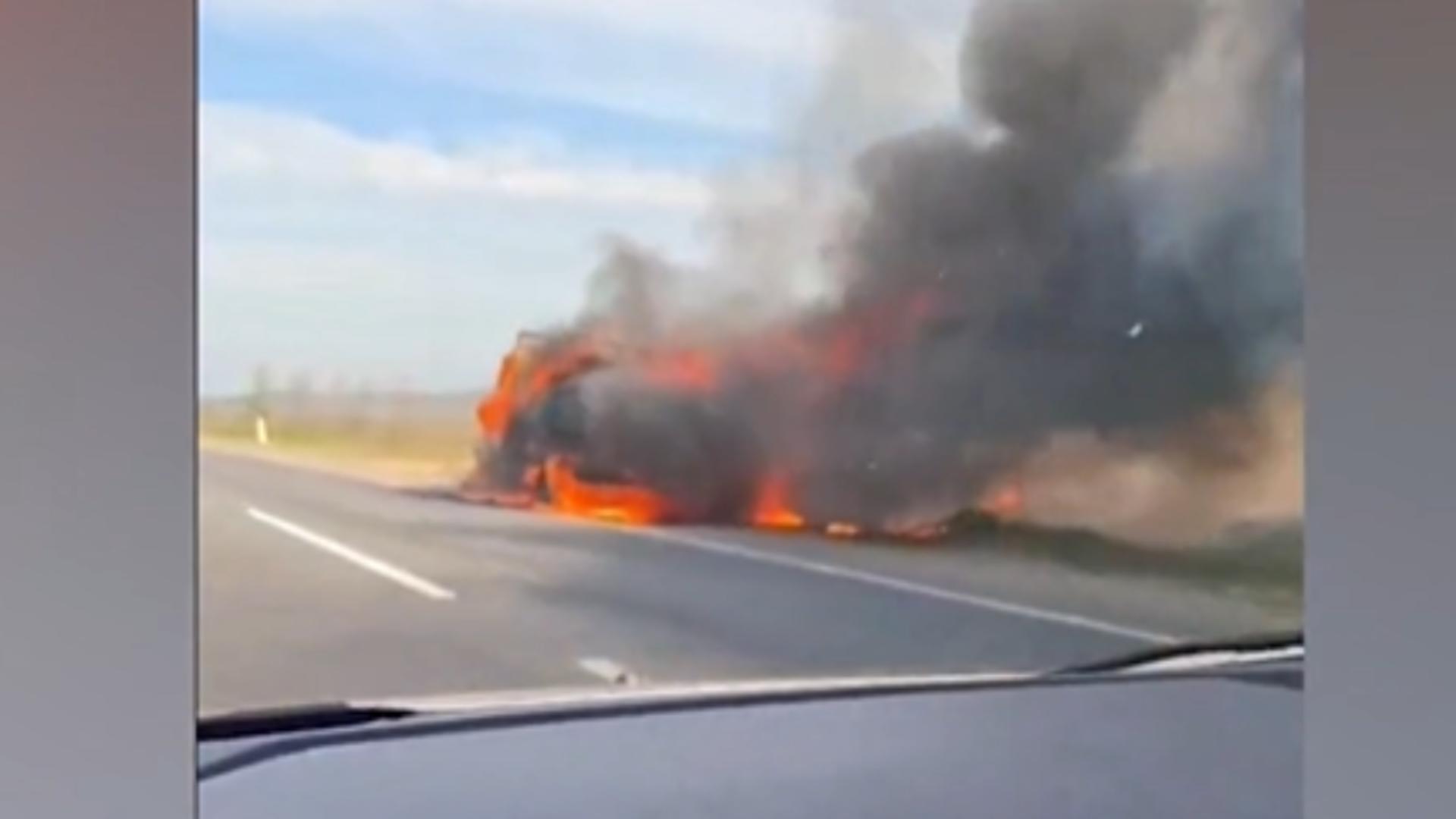 Un camion încărcat cu lemne s-a făcut scrum pe DN24, în județul Vaslui. Imagini șocante/ Captură video