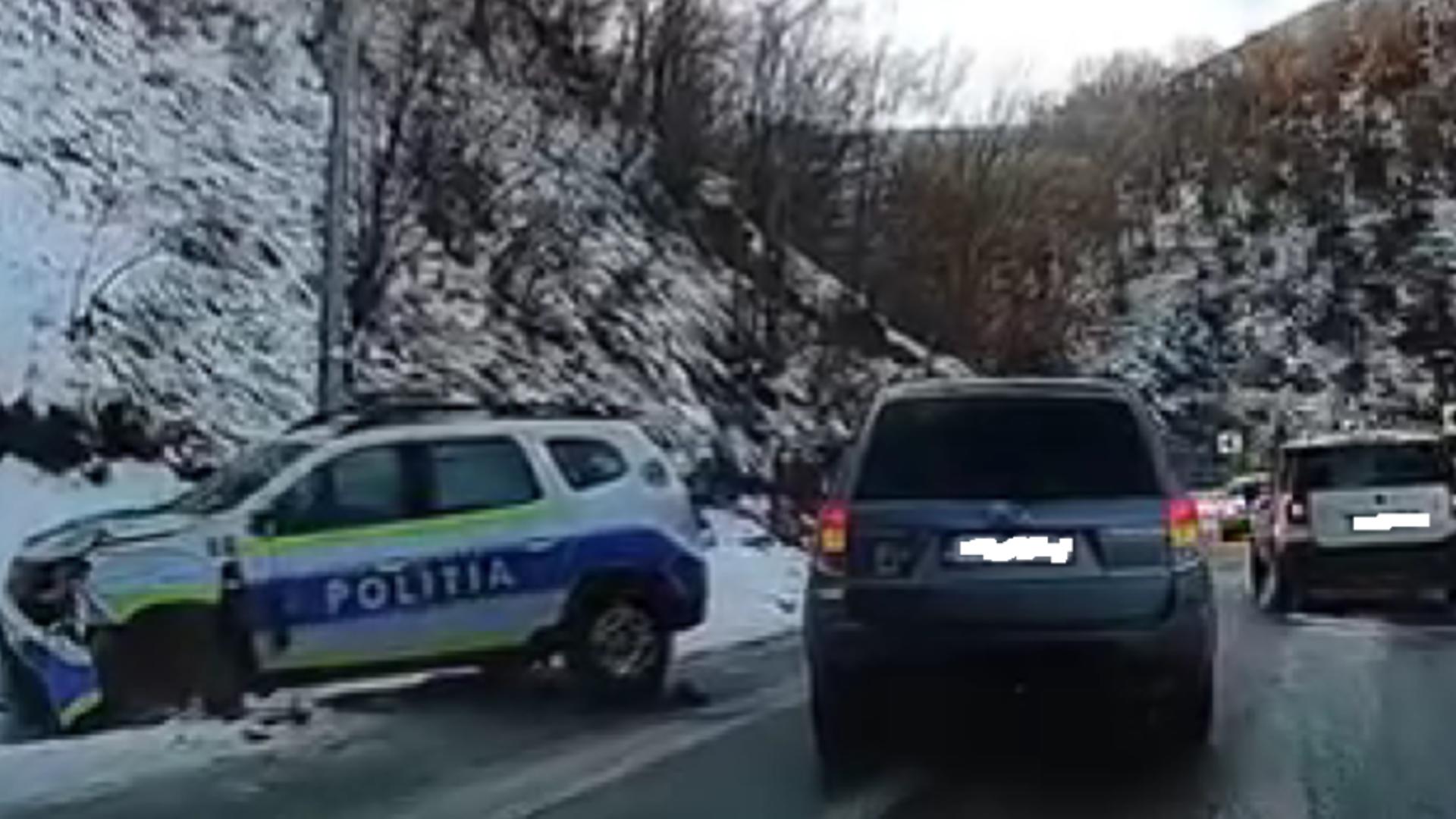 Mașină de poliție implicată într-un ACCIDENT, pe un drum din județul Cluj. Drumarii au fost AMENDAȚI