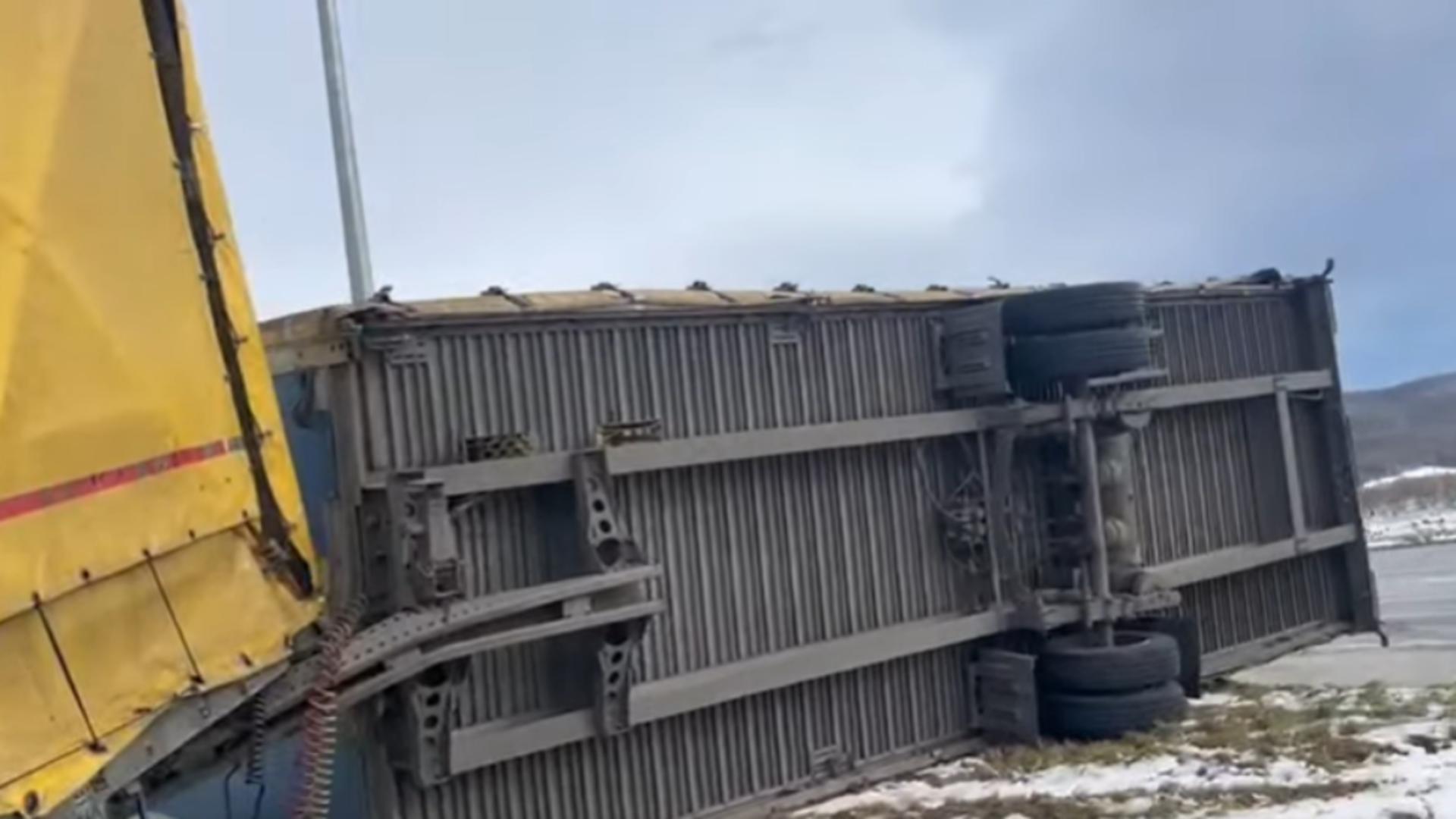 Trafic ÎNCHIS pe A1, în judeţul Sibiu, din cauza vântului puternic, care viscoleşte zăpada. Remorca unui camion oprit în parcare a fost RĂSTURNATĂ - VIDEO