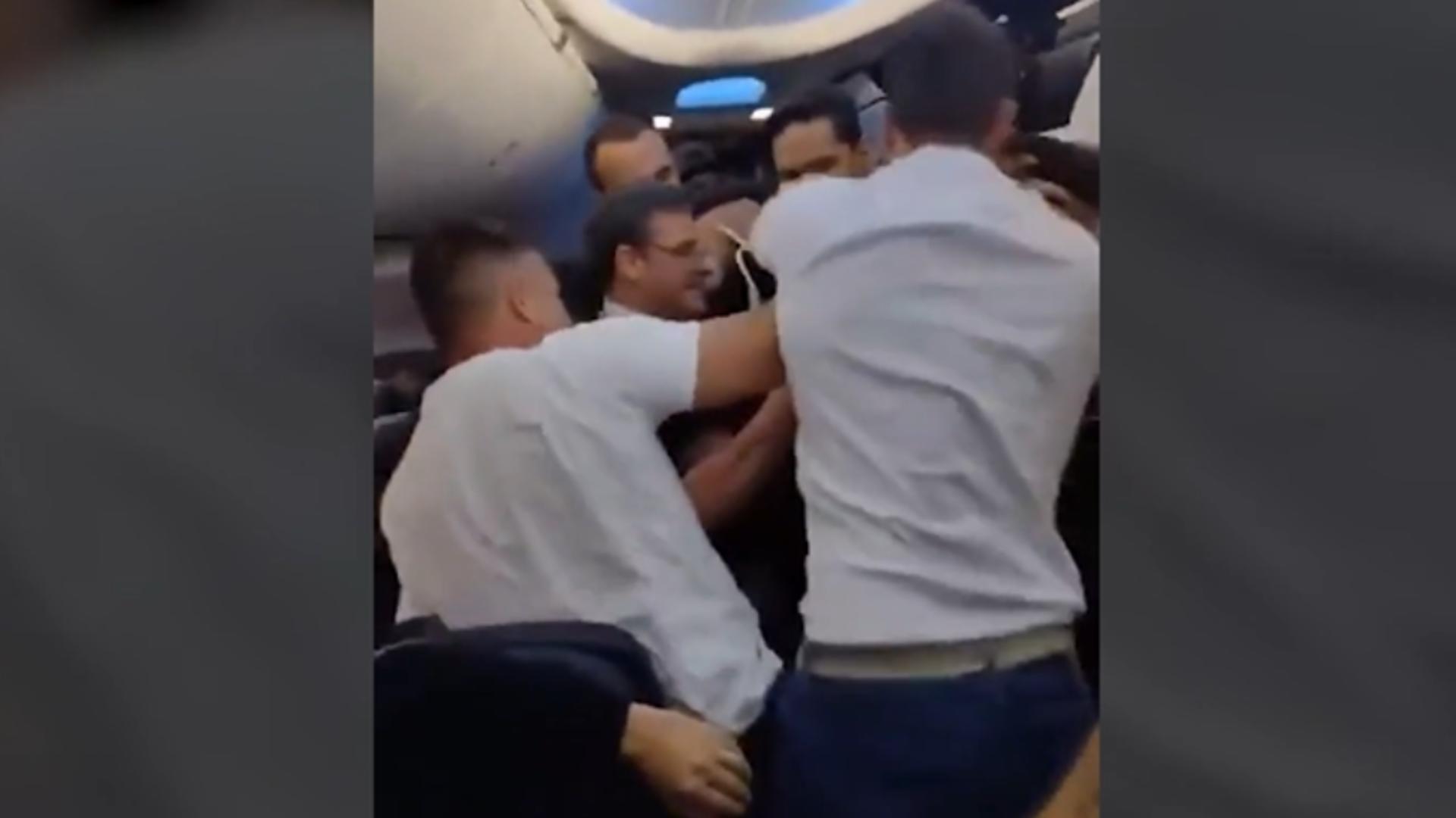 Bărbat bătut crunt după ce a încercat să deschidă ușa avionului în timpul zborului/ Captură video