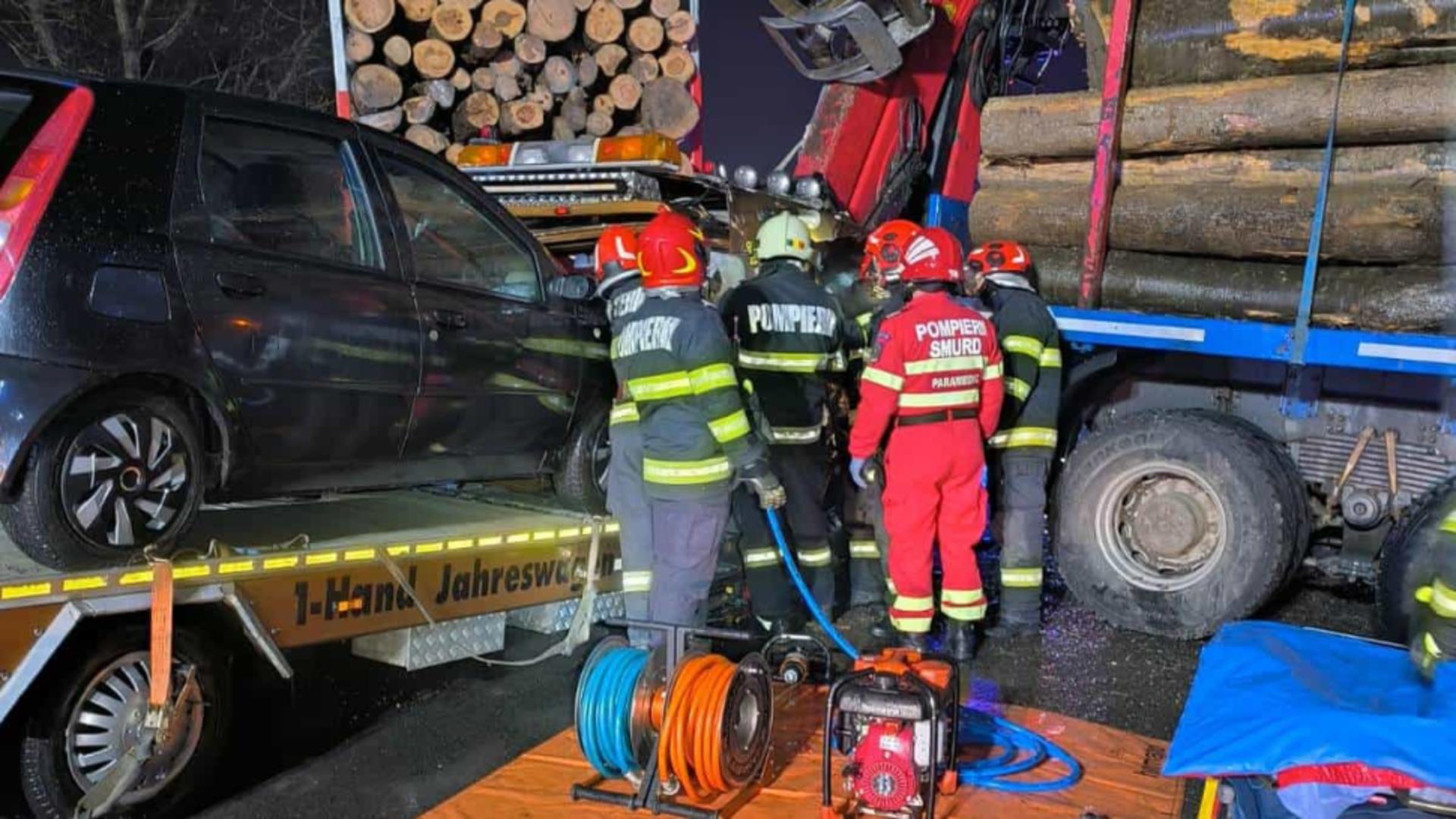 Se intervine cu utilaje de descarcerare. Foto ISU Alba. 