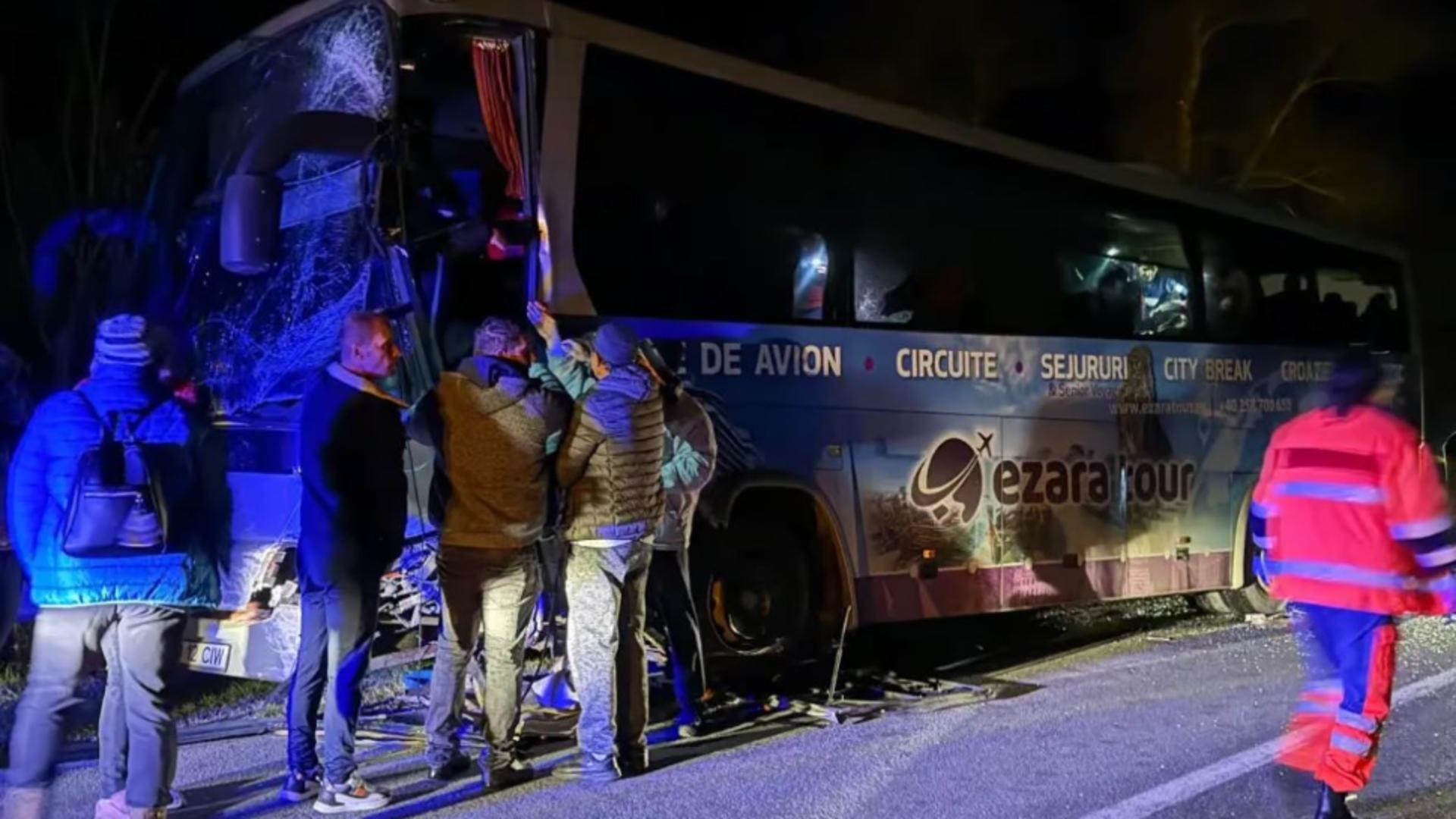 În accident au fost implicate un autoturism şi un autobuz în care se aflau 42 de persoane. Foto/ISU