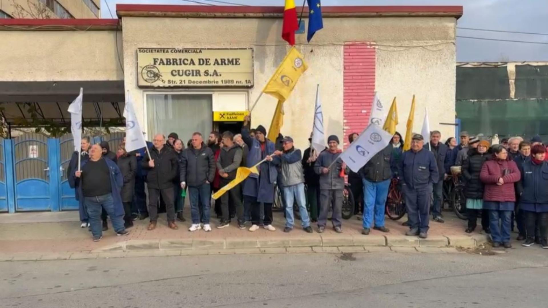 Protest la fabrica de arme. Sute de angajați în stradă