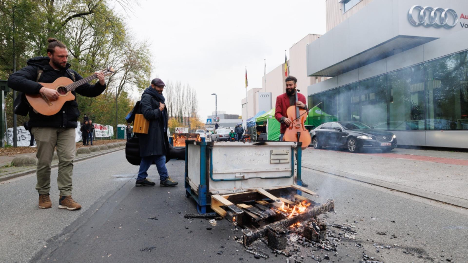 Protestatarii au aprins torțe și i-au împiedicat pe participanții la discuții să părăsească incinta. Foto/Profimedia