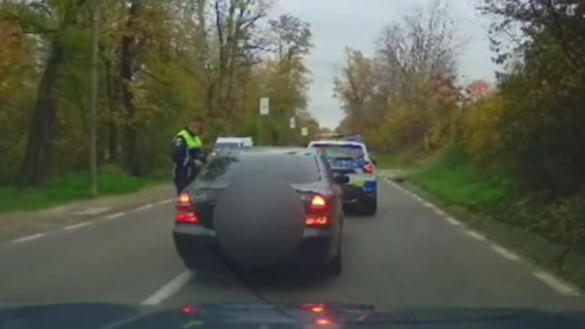 „Prințul cu antemergător”. Şofer aspru sancţionat, după ce s-a ţinut după o maşină de Poliţie care se îndrepta la un accident/ Captură video