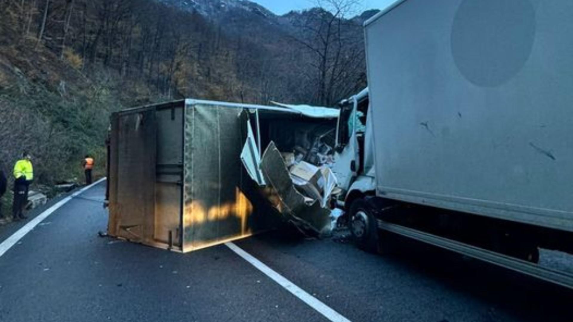 Accident pe Valea Oltului. Două camioane s-au ciocnit violent. Traficul este blocat FOTO