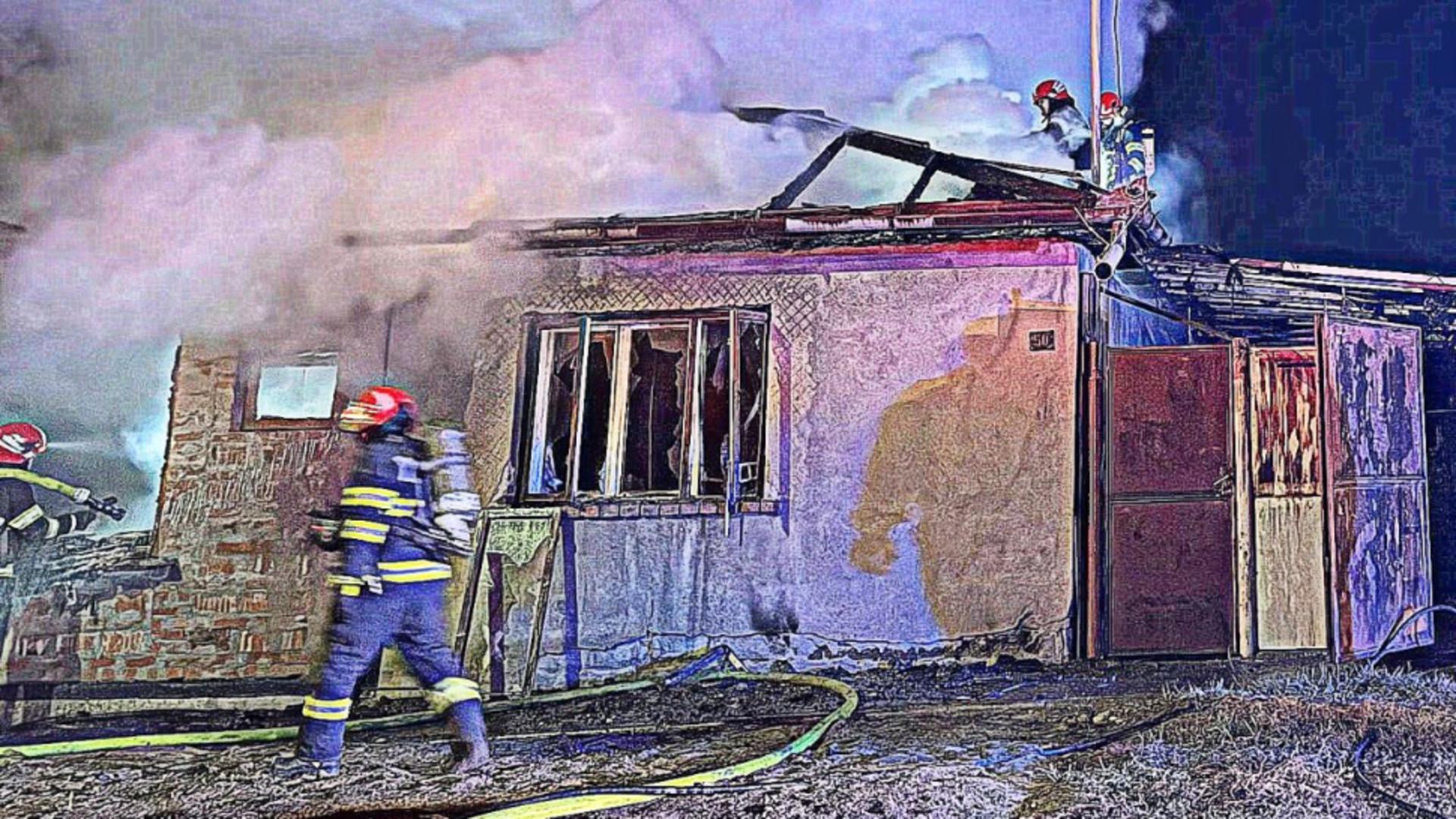 Bătrânul de 70 de ani din casă a fost scos teafăr. Foto/ISU