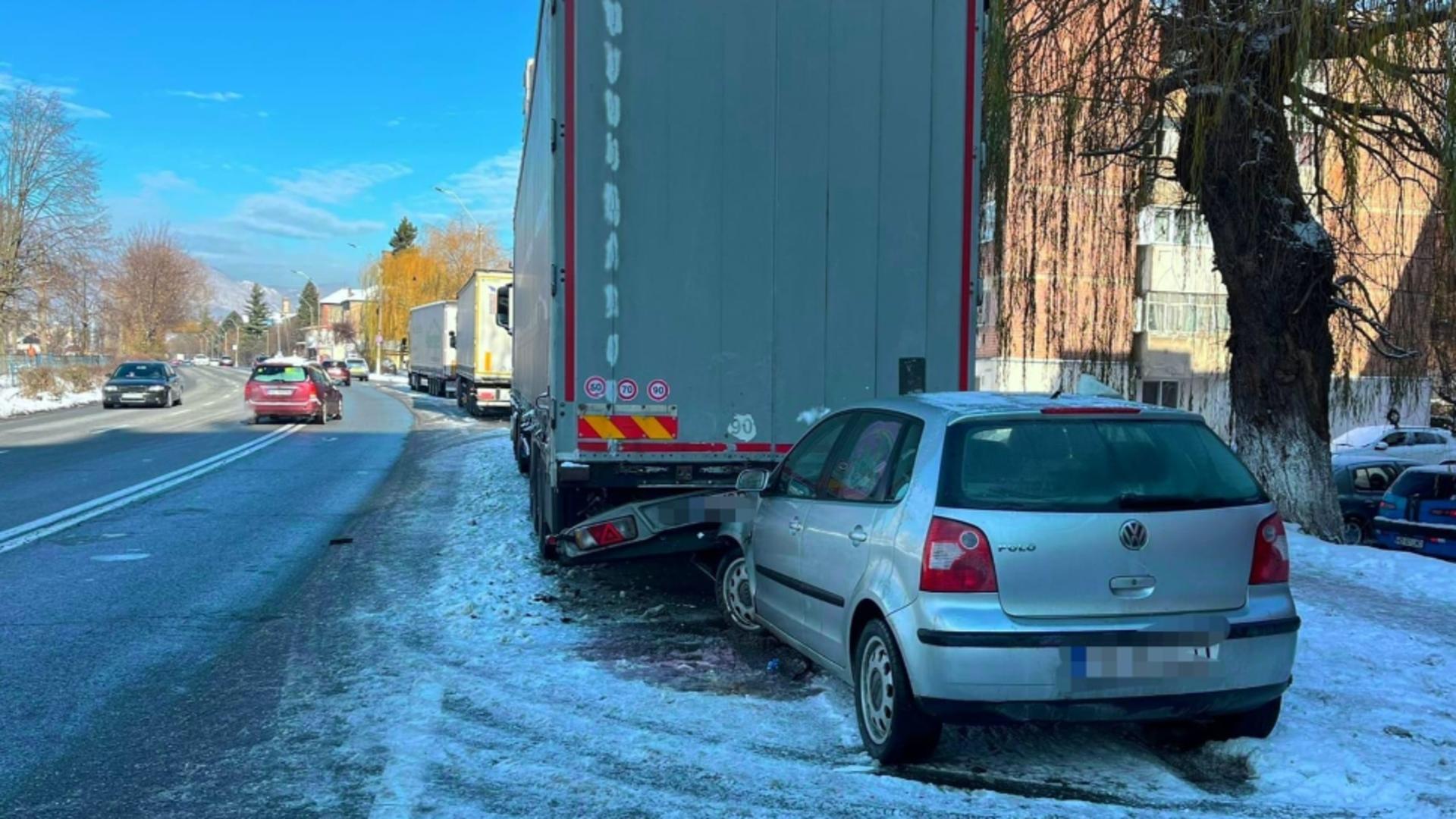 În mașina de mici dimensiuni erau înghesuite 5 persoane, în afară de șoferiță. Foto/mondotv