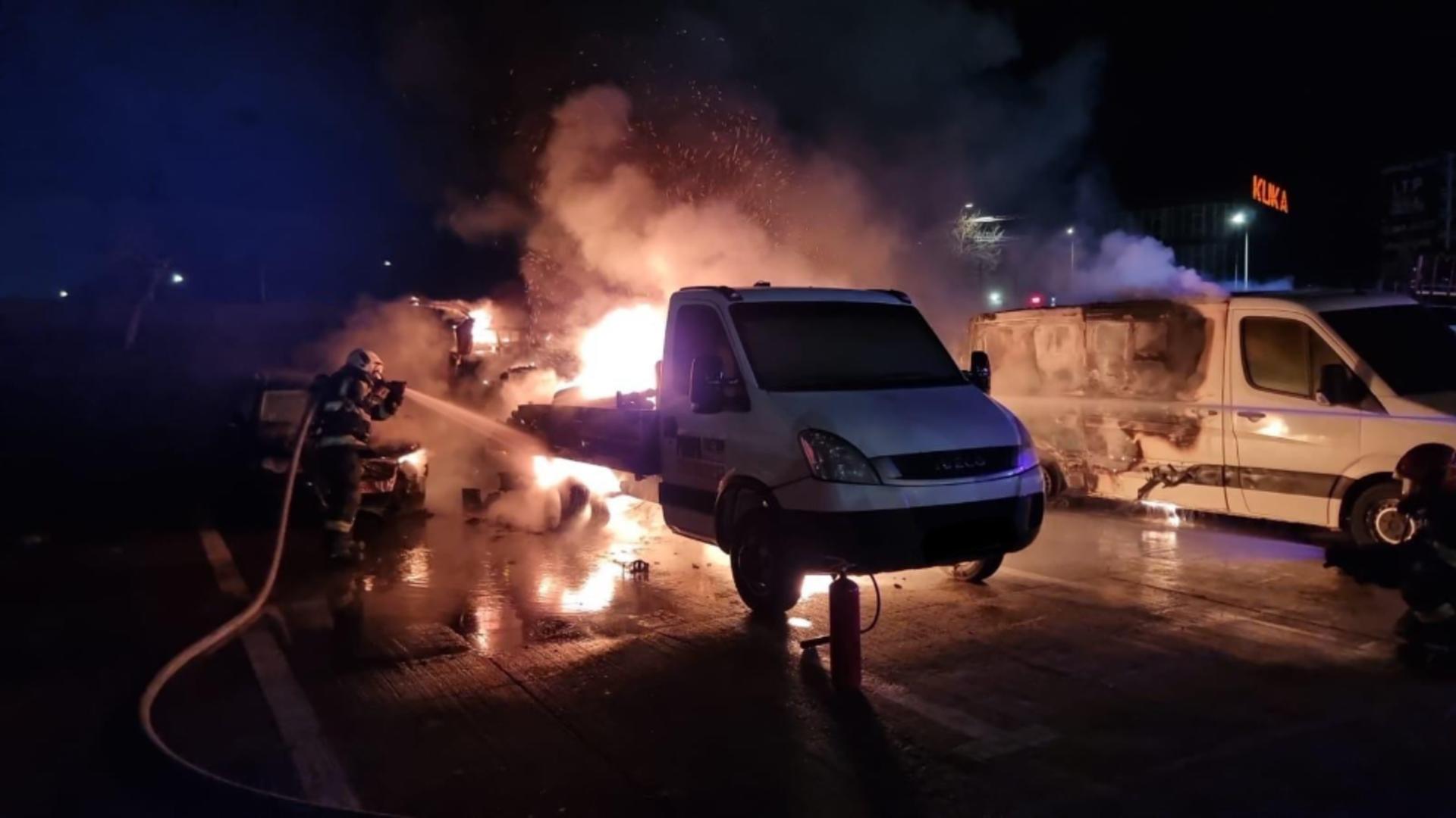 La sosirea pompierilor, incendiul se manifesta la 6 autovehicule parcate. Foto/ISU Sibiu