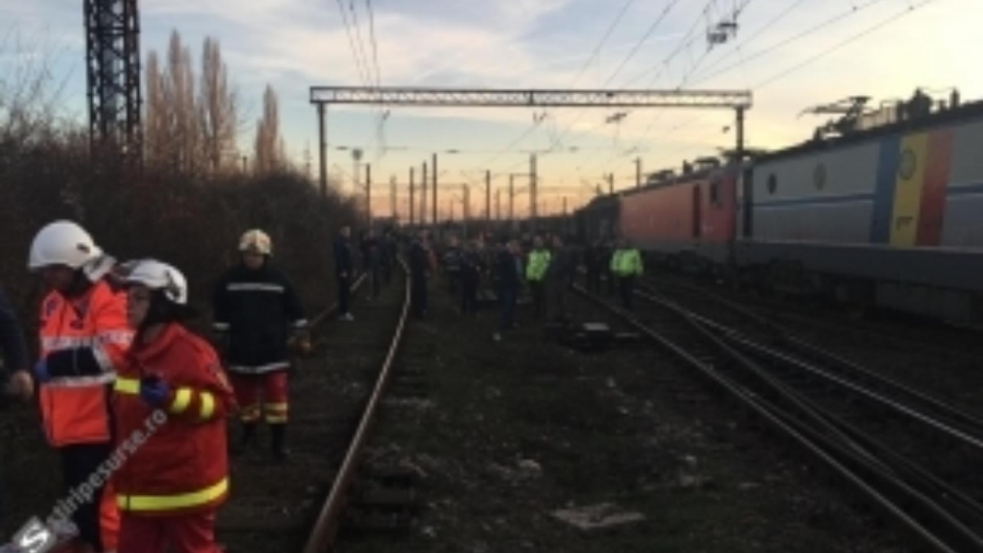 Sfârșit CUMPLIT pentru un șofer. Mașina sa a fost lovită în plin de un tren plin de pasageri