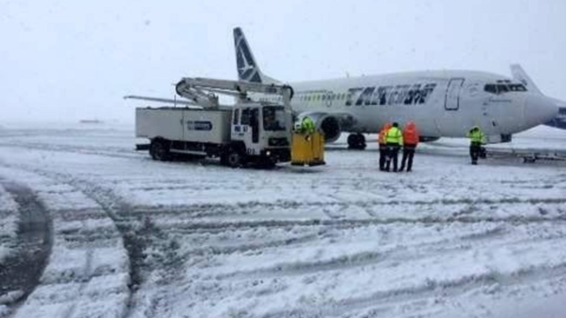 Întârzieri de până la trei ore pe Aeroportul din Iași din cauza ninsorilor. Condiții meteo extreme