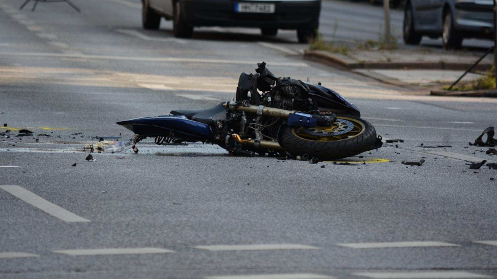 Accident fatal pe DN 79: Un motociclist de 45 de ani a murit după ce a fost lovit de un autoturism