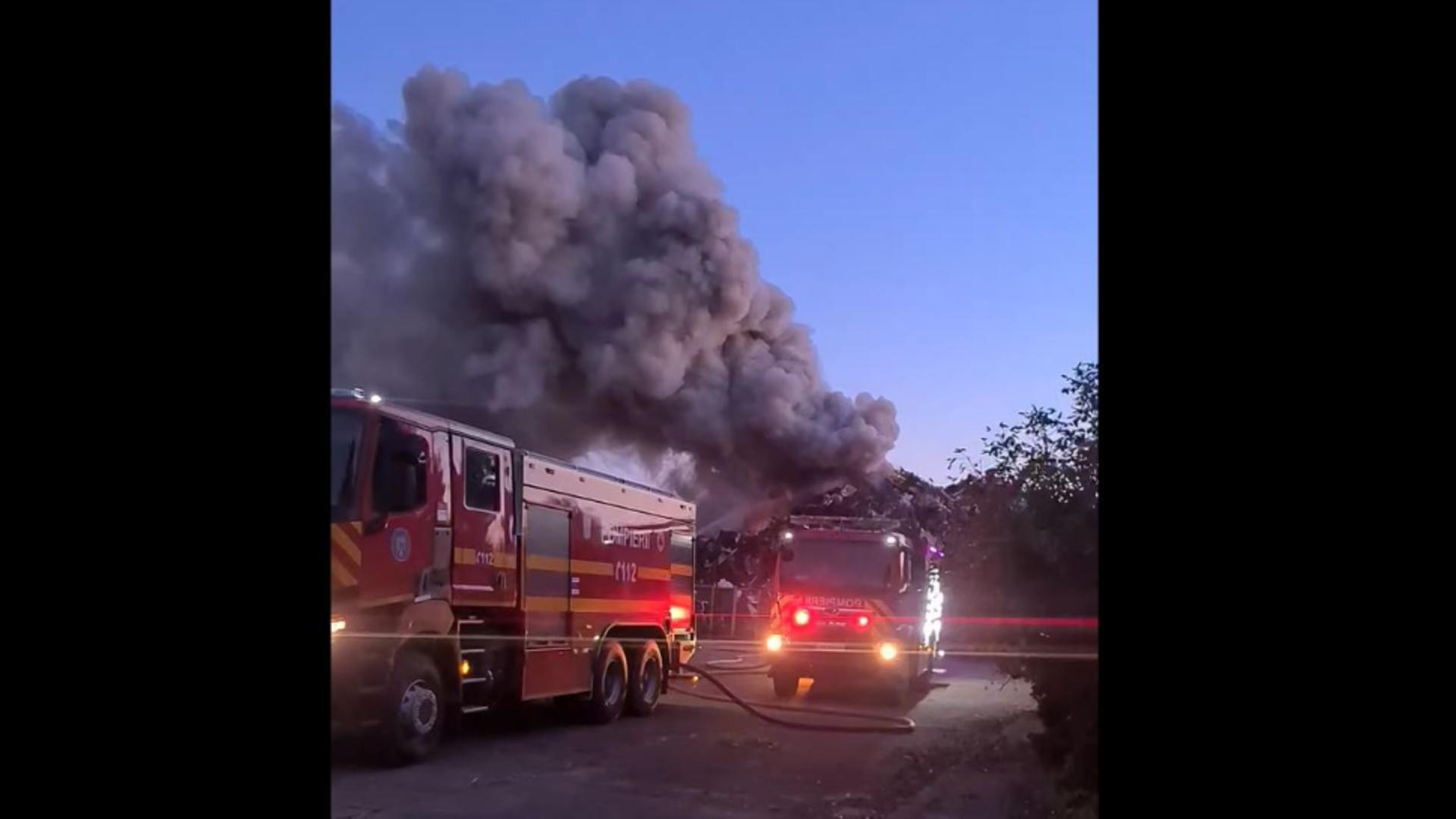 Un centru de fier vechi a luat foc în portul Murfatlar. Foto/captură video