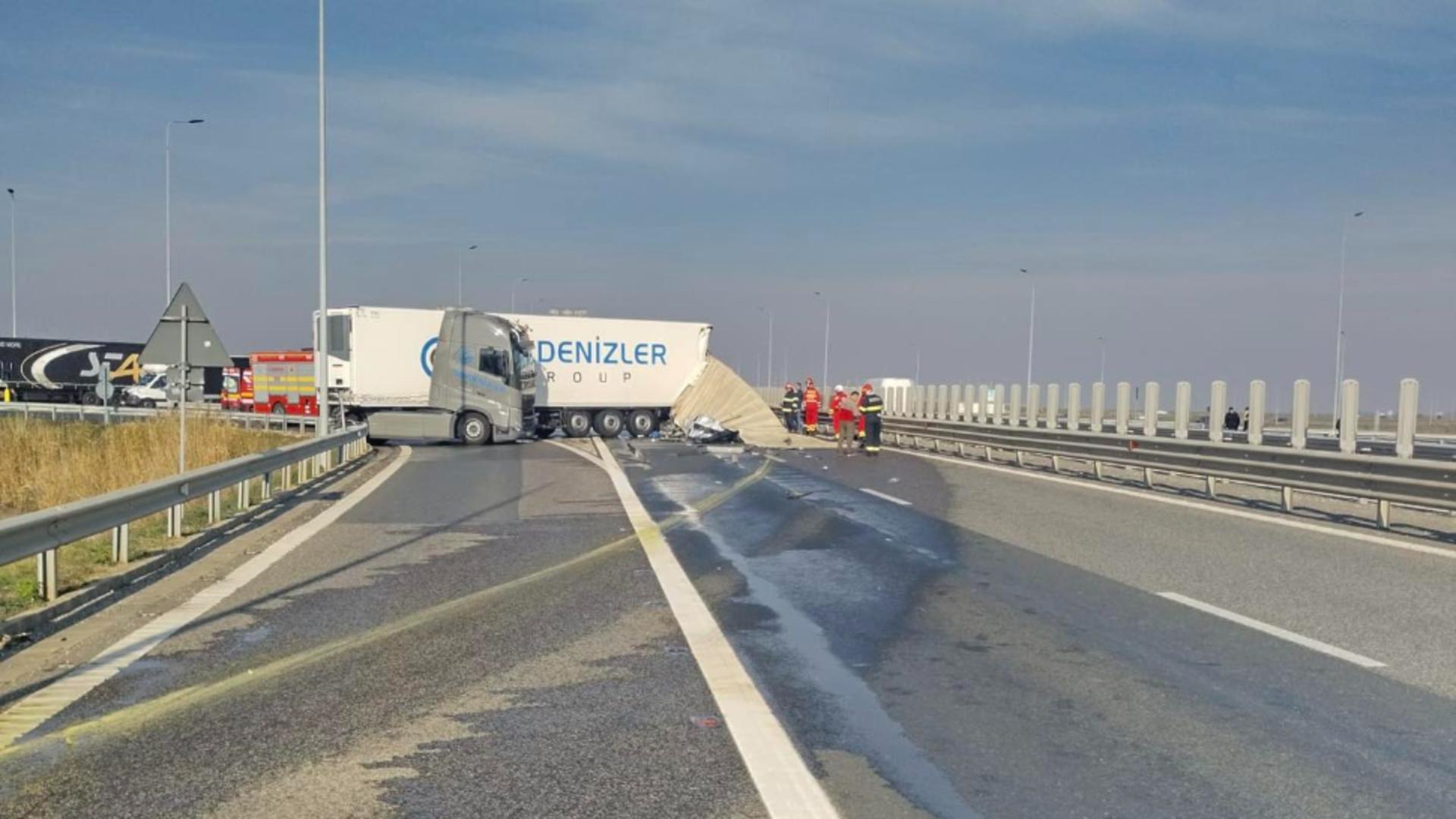 De vină este un șofer de TIR din Turcia, care a dat cu spatele, fiind lovit de un alt TIR înmatriculat în România.