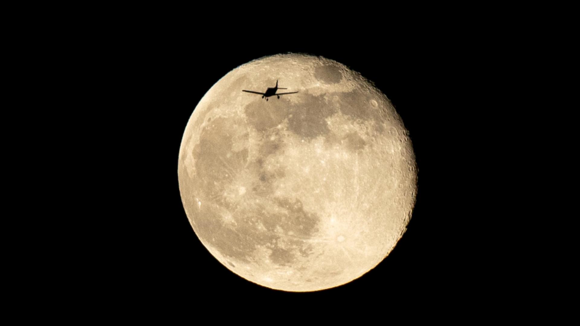 Luna este atât de aproape încât se pot observa mult mai bine detaliile satelitului natural (Profimedia)