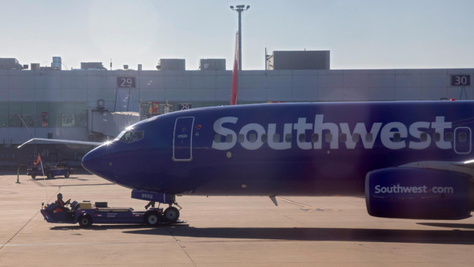  Un avion Southwest Airlines a fost lovit de un glonţ când se pregătea să decoleze/ Profimedia