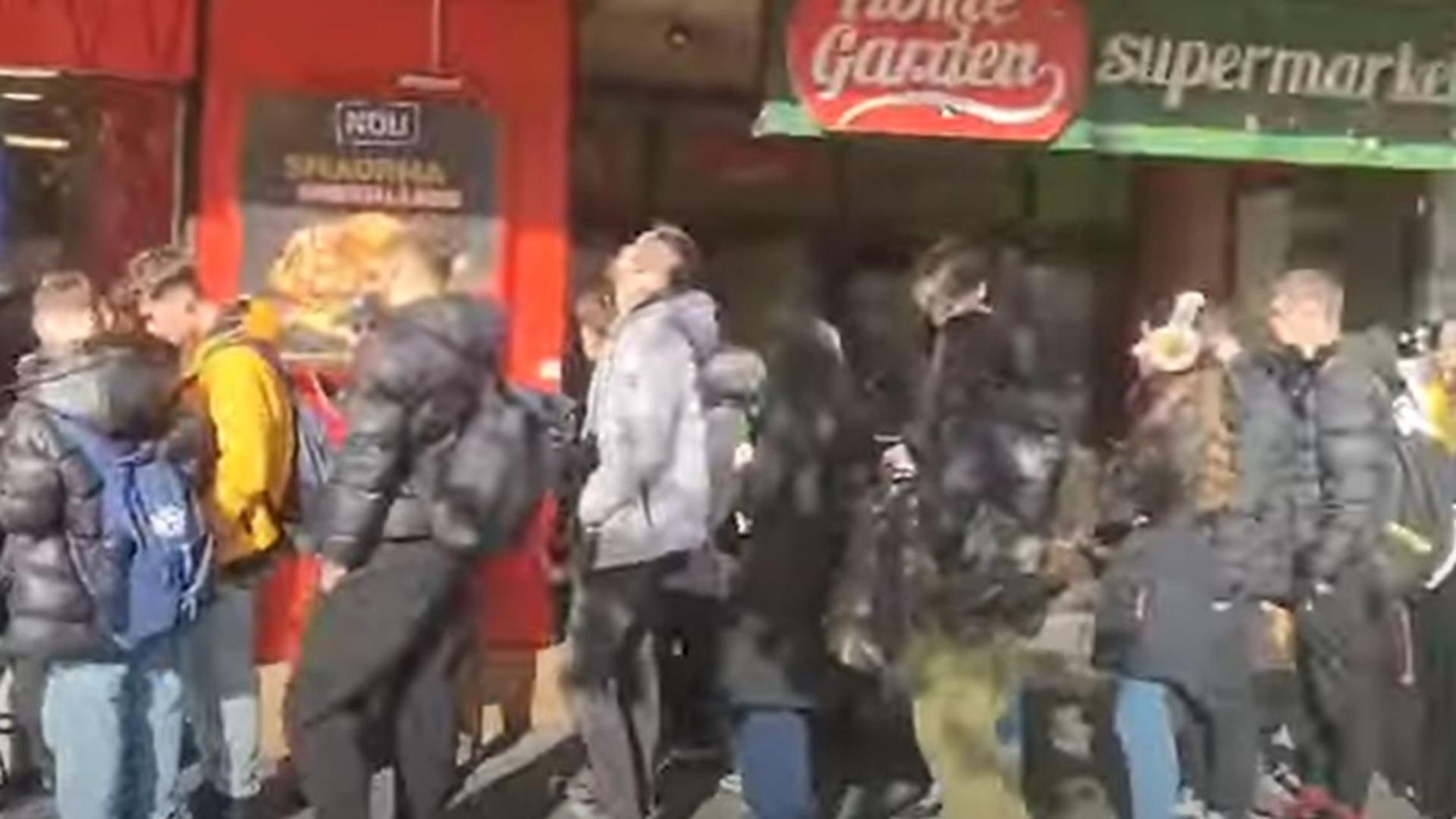 Locuitorii din Cluj s-au pus la coadă pentru fast-food la ofertă. Foto/Captură video