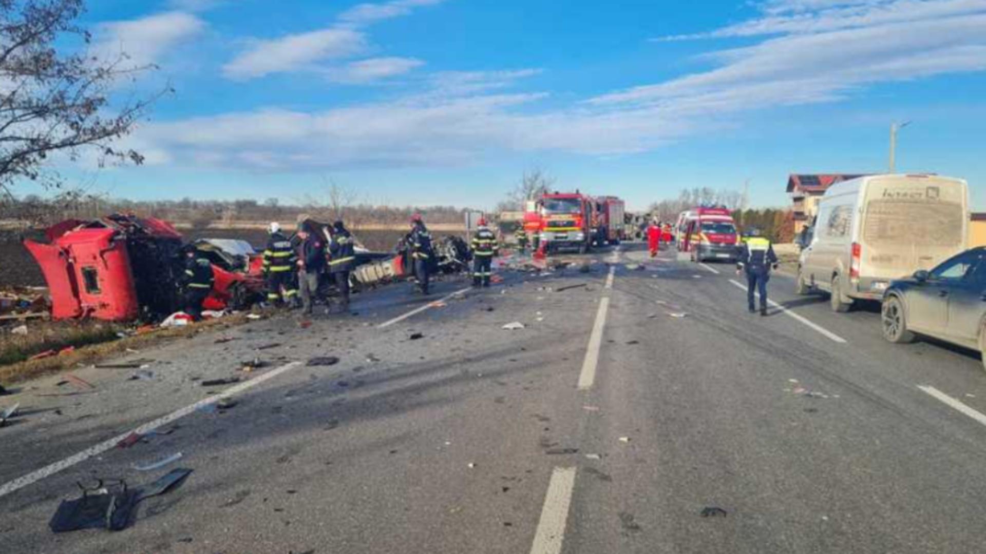 Accident grav pe DN2, în județul Neamț, între două TIR-uri și un autoturism. Două persoane au rămas încarcerate/ Foto: stiri-neamt.ro