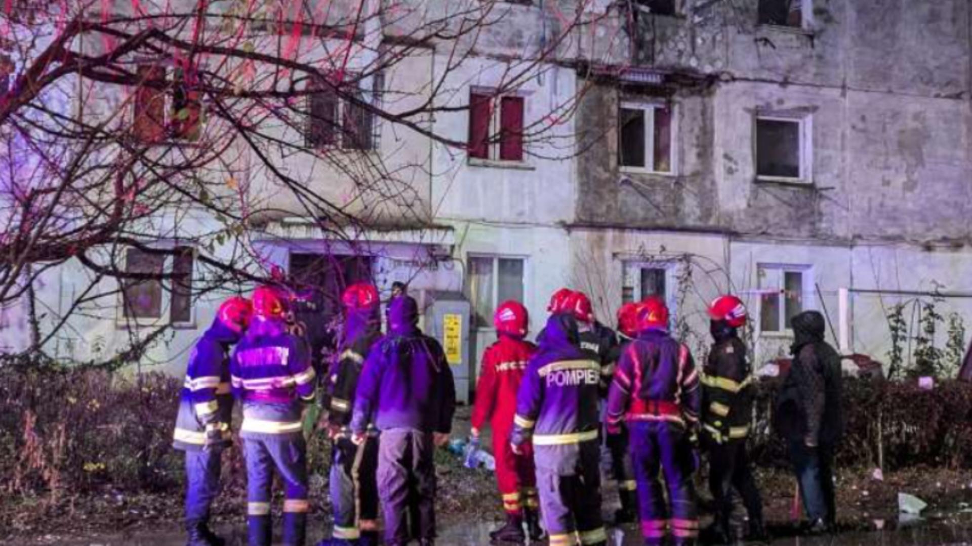 Urmările exploziei din blocul de la Bacău: 25 dintre persoanele evacuate, mutate la Baza Letea, alte 14 merg la rude/ ISU Bacău