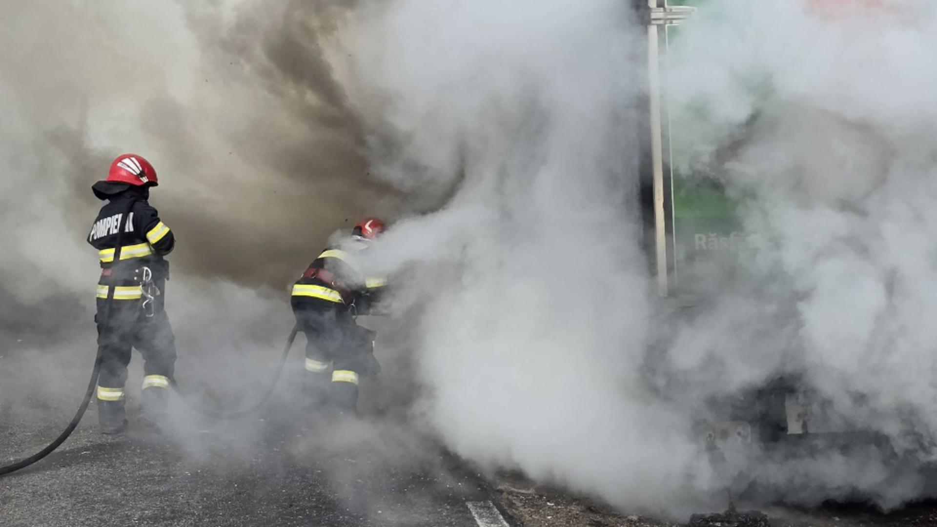 Incendiu pe DN 5B: O autoutilitară a fost mistuită de flăcări