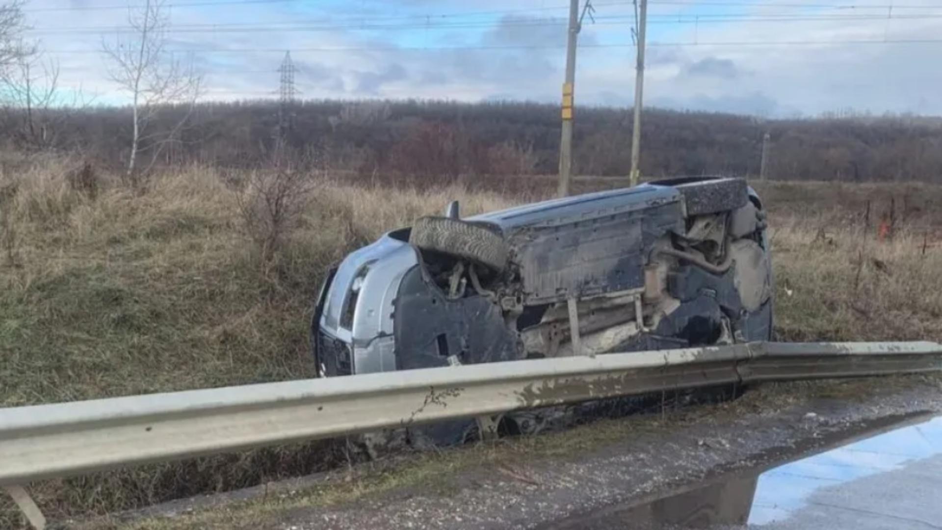 O șoferiță beată și posibil drogată s-a răsturnat cu mașina pe un drum din județul Gorj/ Gorjeanul