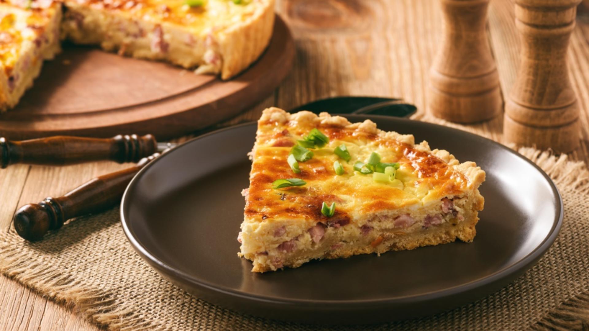 Rețetă de tartă franțuzească cu bacon și smântână - Quiche Lorraine