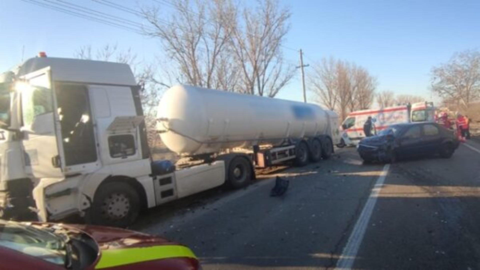 Cisternă încărcată cu oxigen lichid, implicată într-un accident cu două mașini în județul Olt. Trafic blocat/ Foto Olt Alert