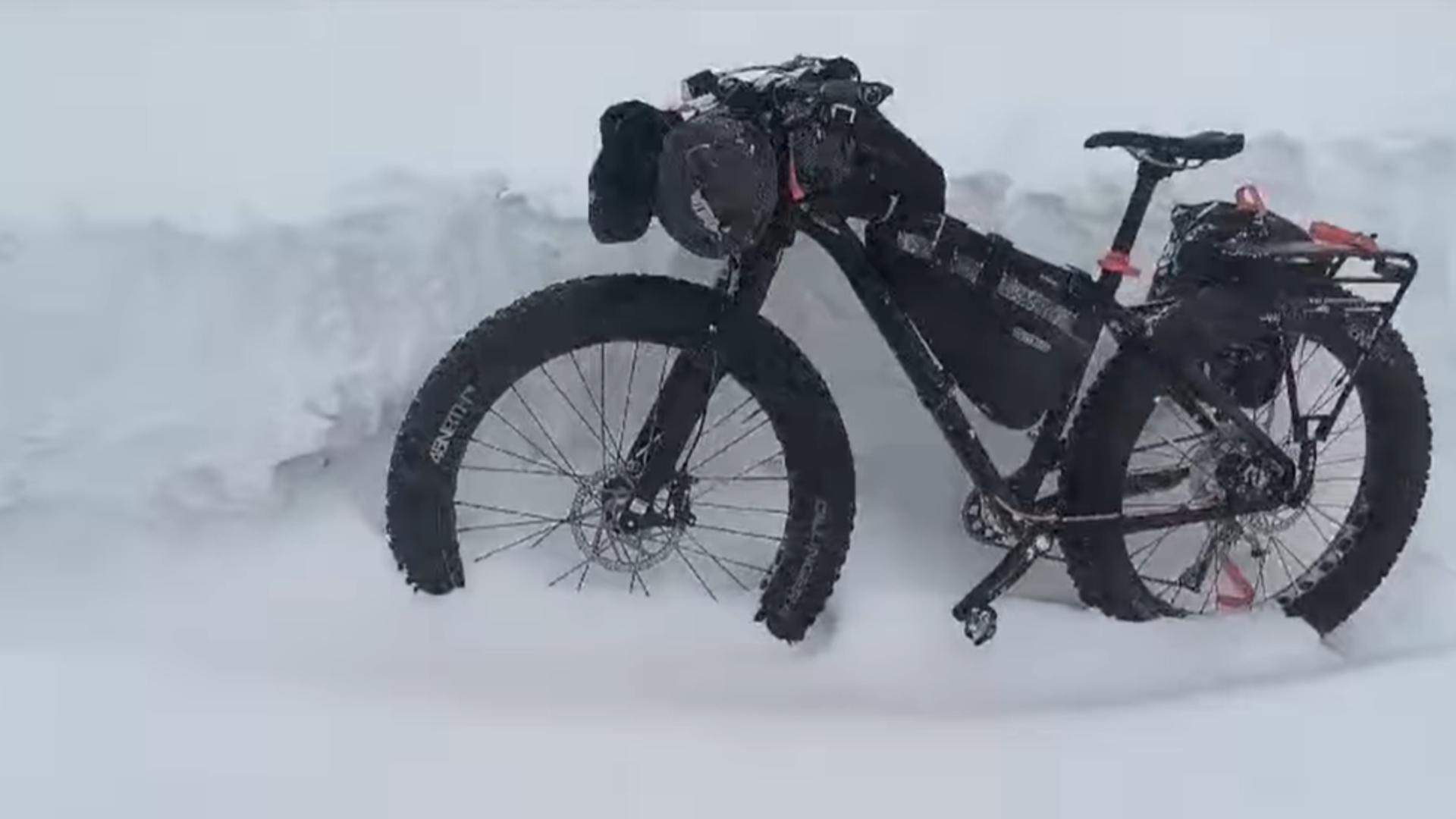 Turistul avea o bicicletă montană bine echipată