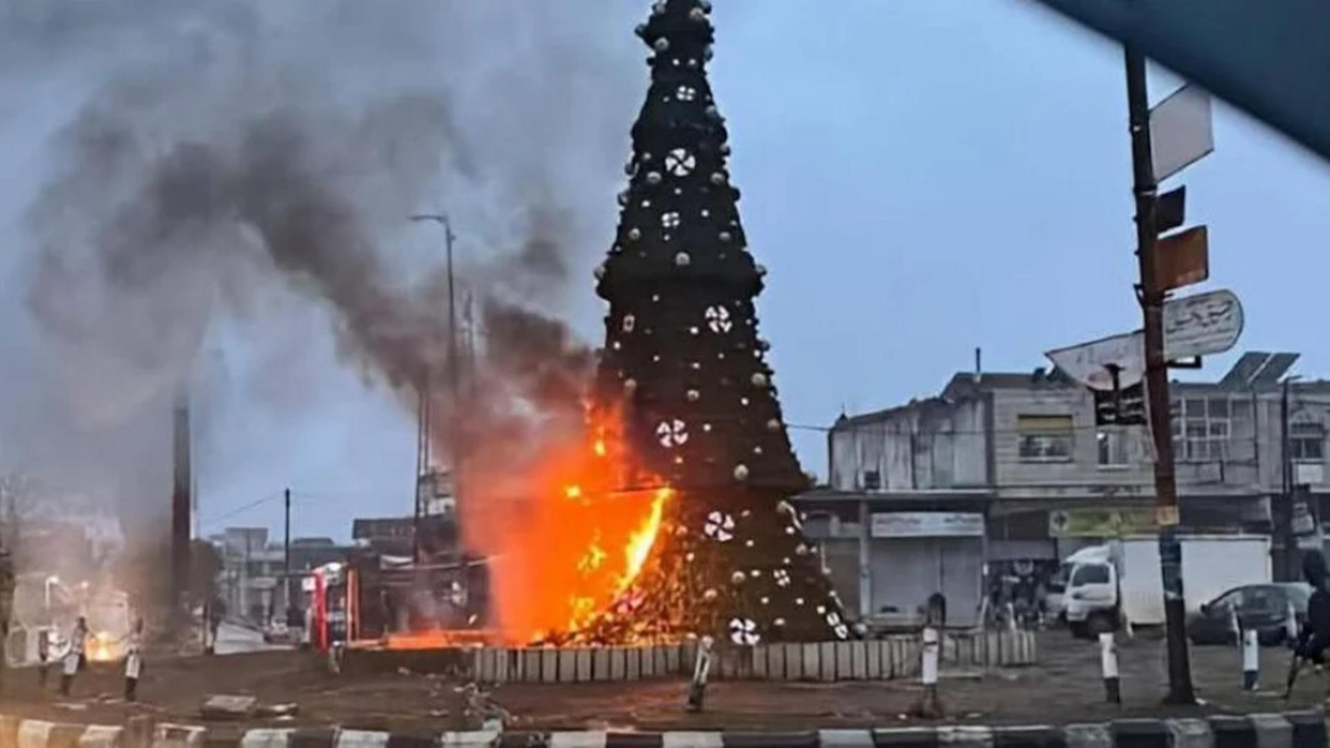 Proteste ale creștinilor la Damasc, după ce un brad de Crăciun a fost incendiat. Foto: greekcitytimes